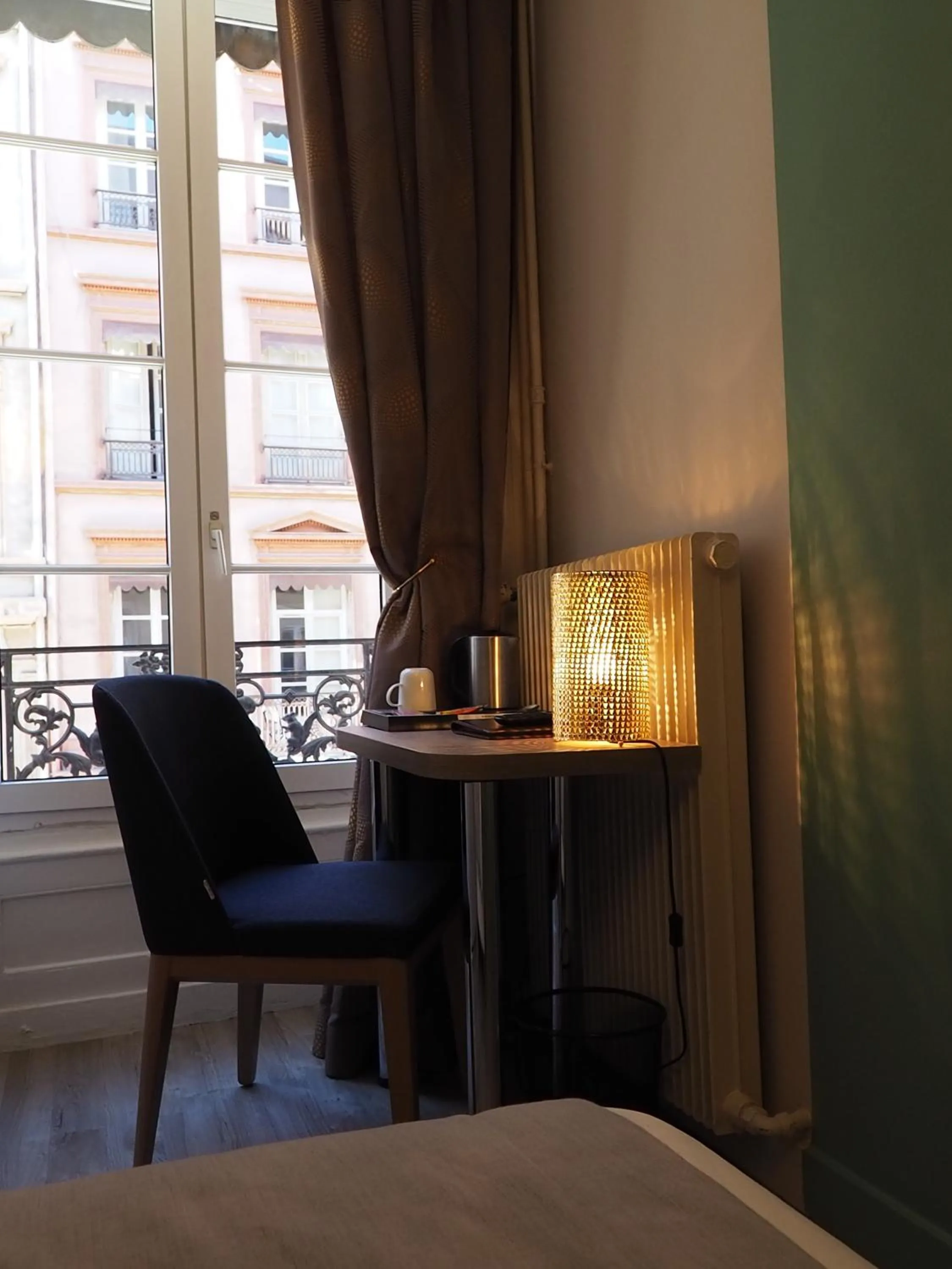 Coffee/tea facilities, Bed in Hôtel du Dauphin