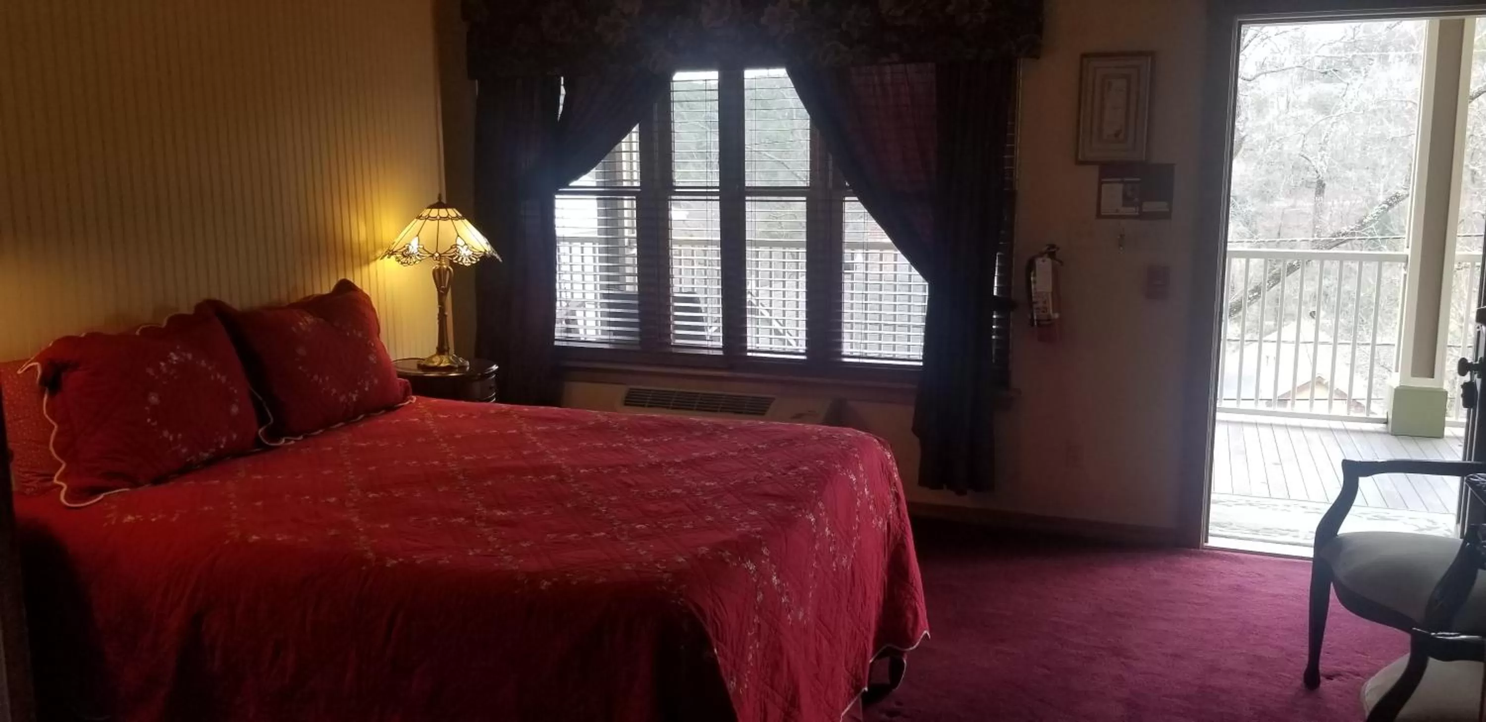 Bed in All Seasons Inn
