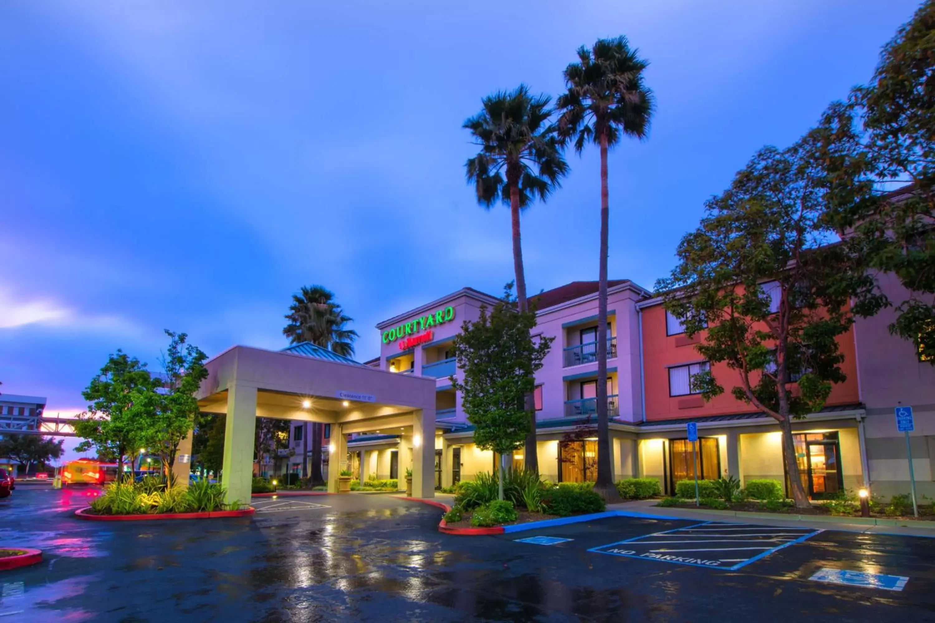 Property Building in Courtyard by Marriott Oakland Airport