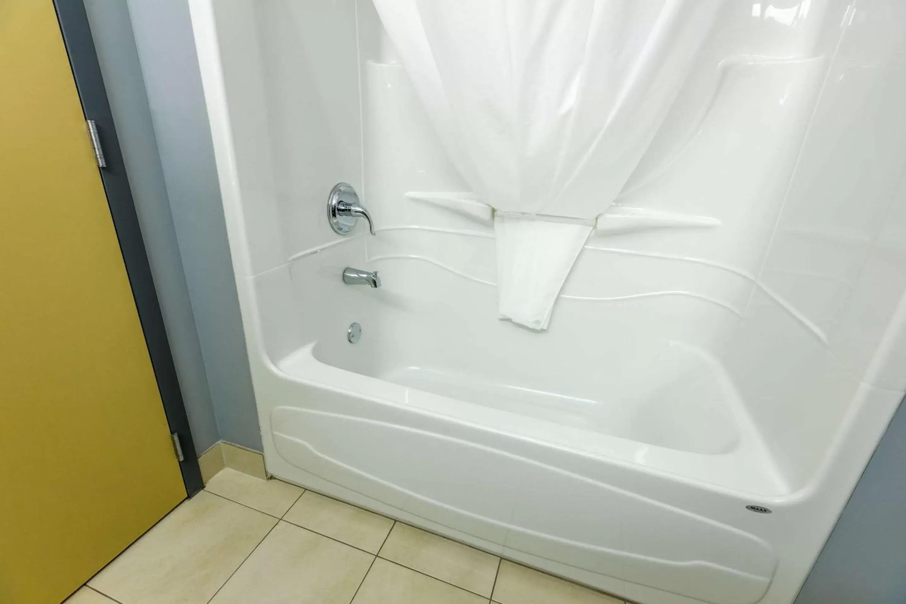 Bedroom, Bathroom in Quality Inn & Suites Victoriaville