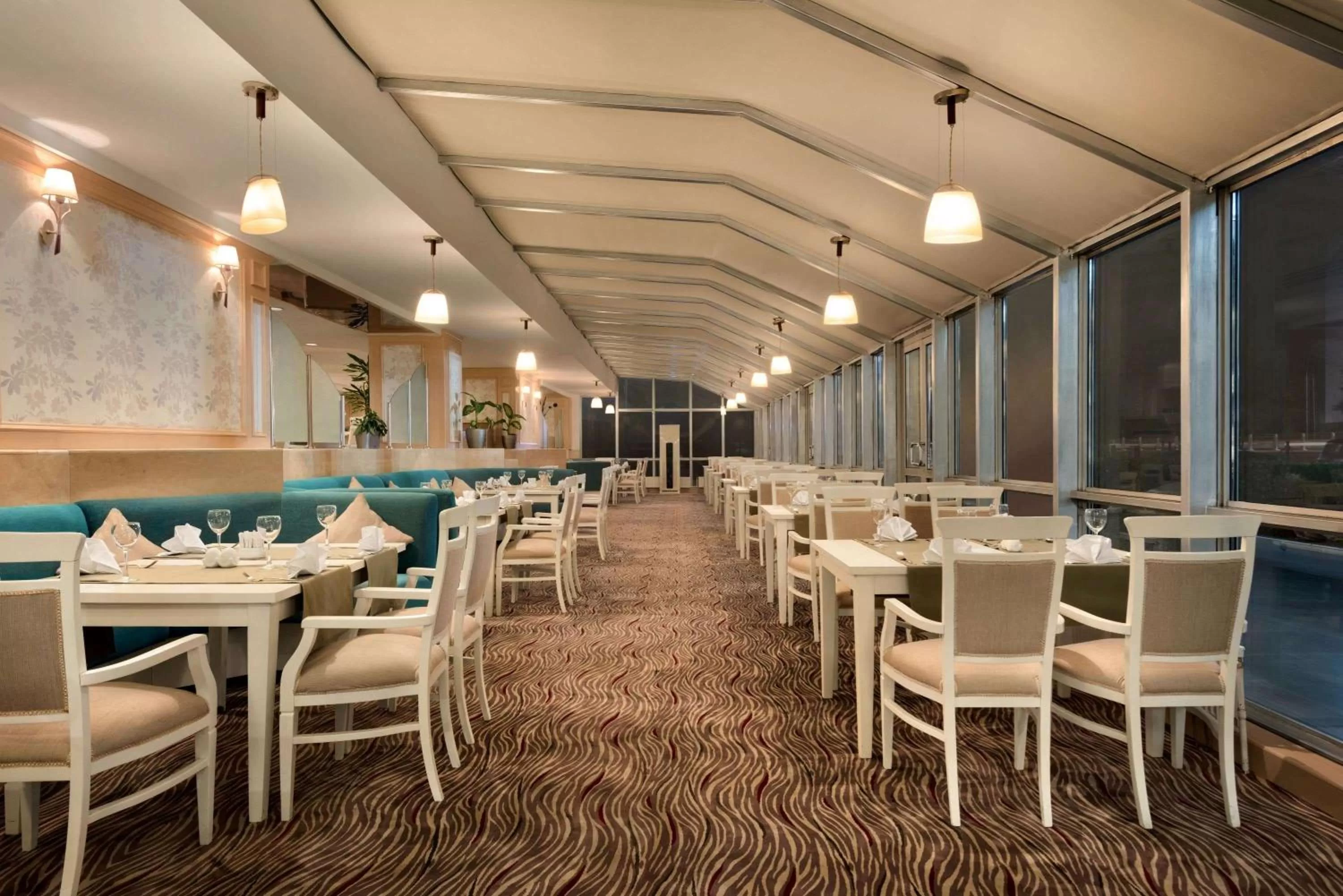 Restaurant/places to eat in Wyndham Tashkent