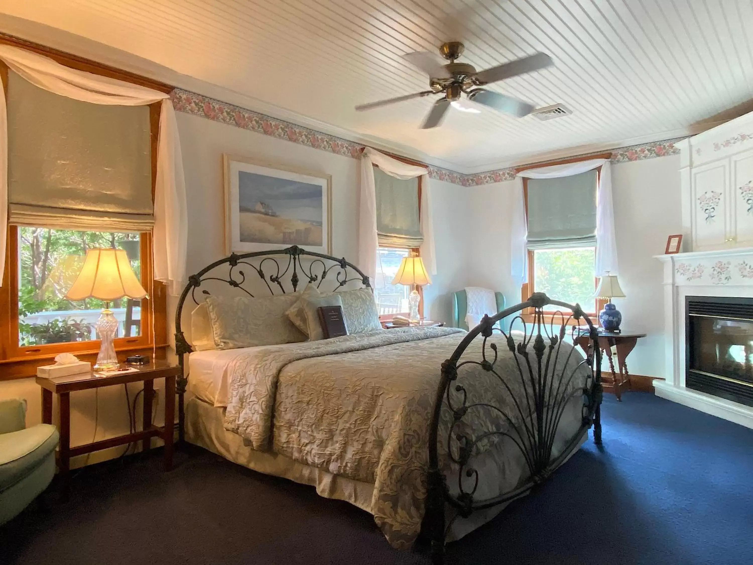 Superior King Room in Palmer House Inn Superior King Room in Palmer House Inn