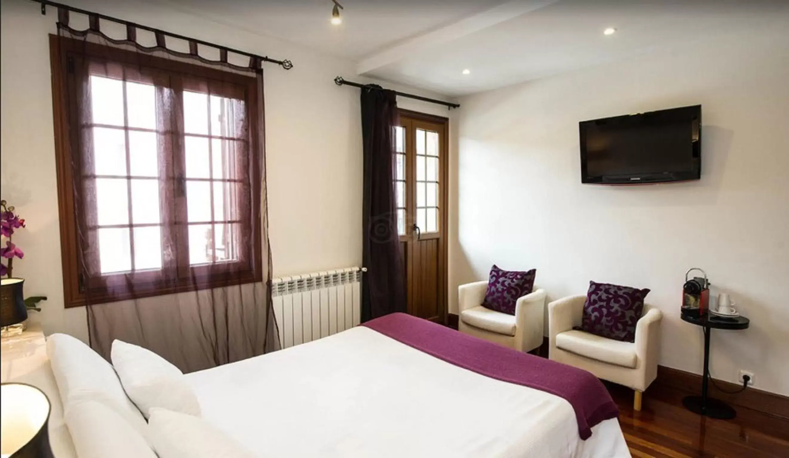 Bedroom, Bed in Hotel Itxas Gain Getaria