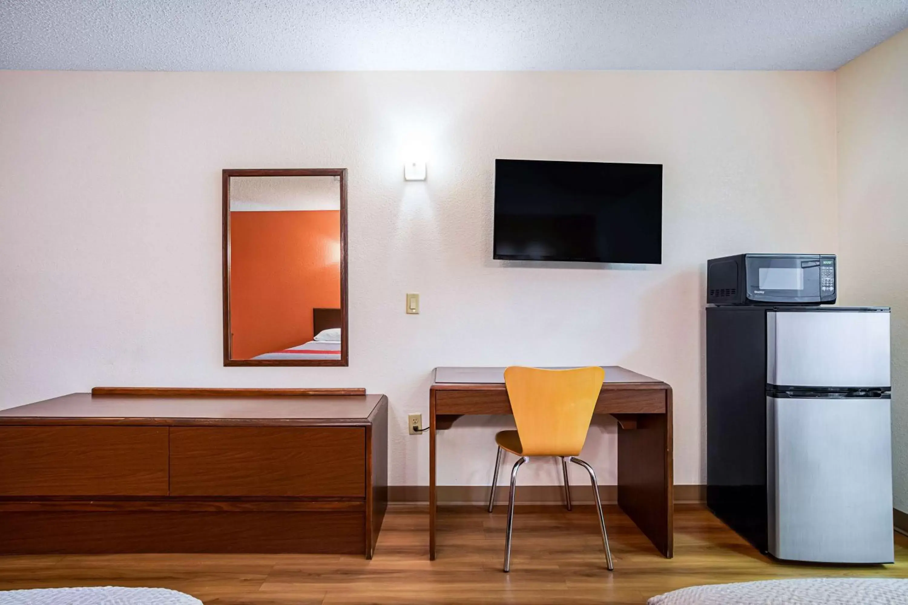 Photo of the whole room, TV/Entertainment Center in Motel 6-Covington, TN