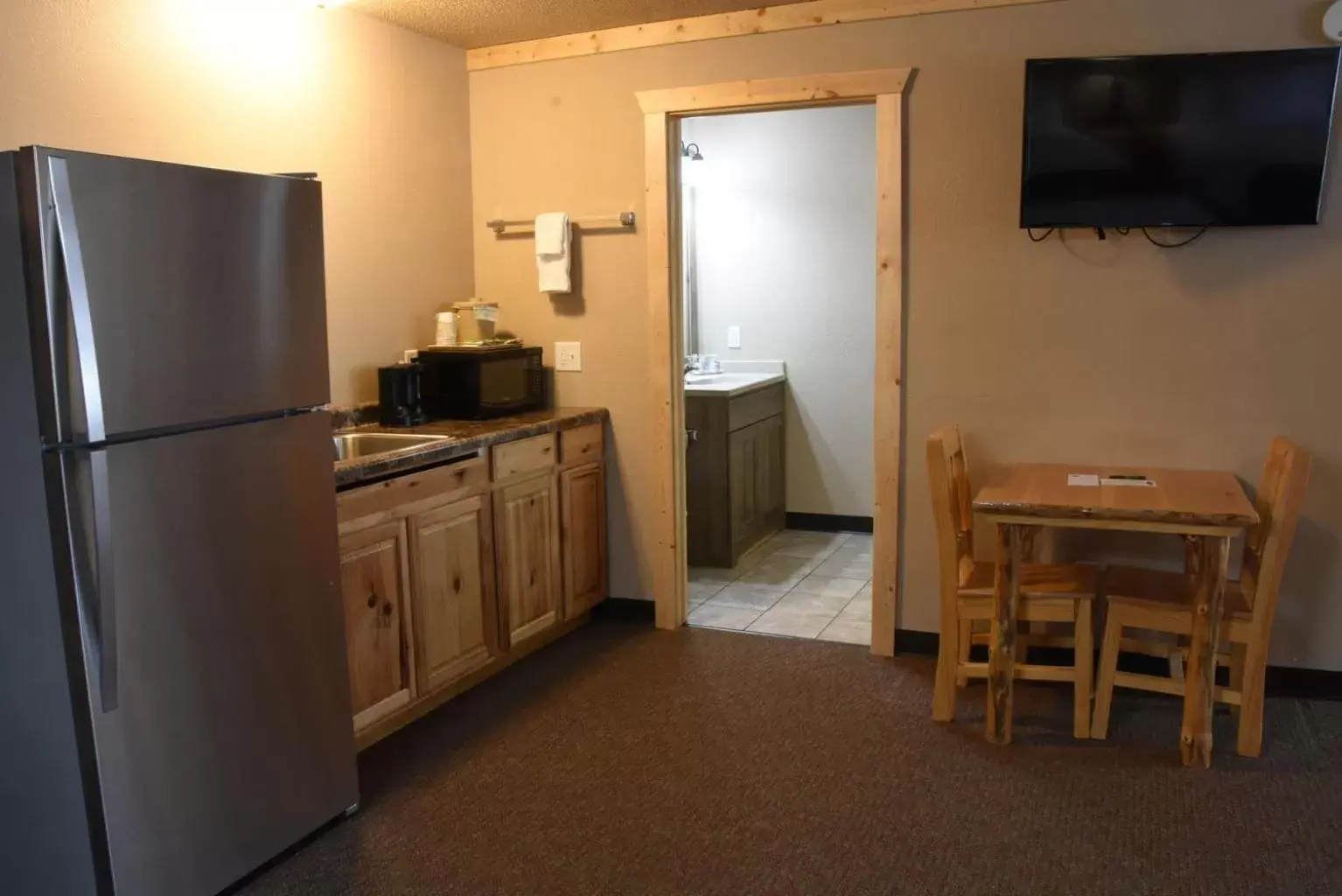 Bedroom, Kitchen/Kitchenette in Woodside Dells Hotel & Suites