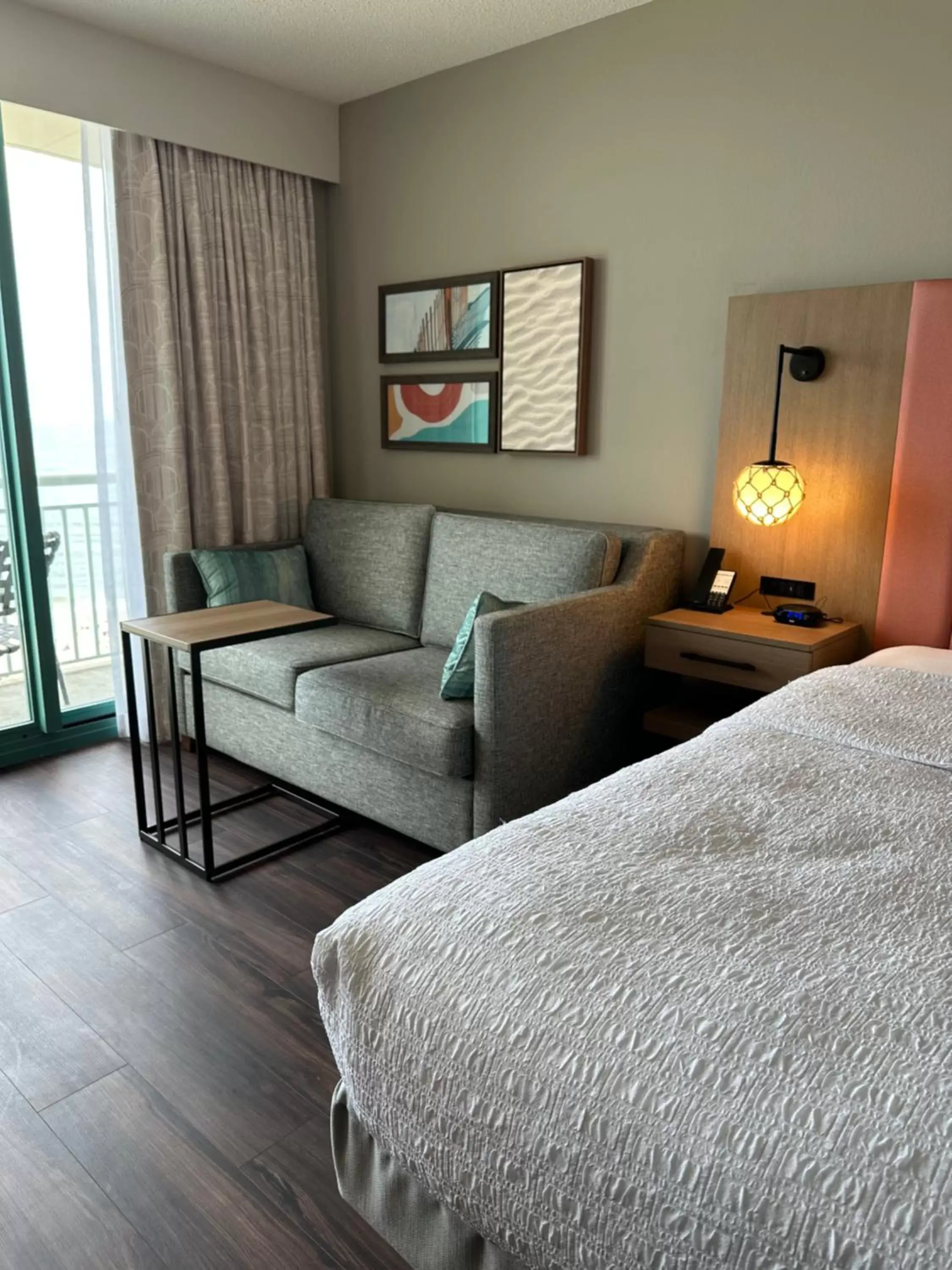 Bed, Seating Area in Hampton Inn Virginia Beach-Oceanfront South