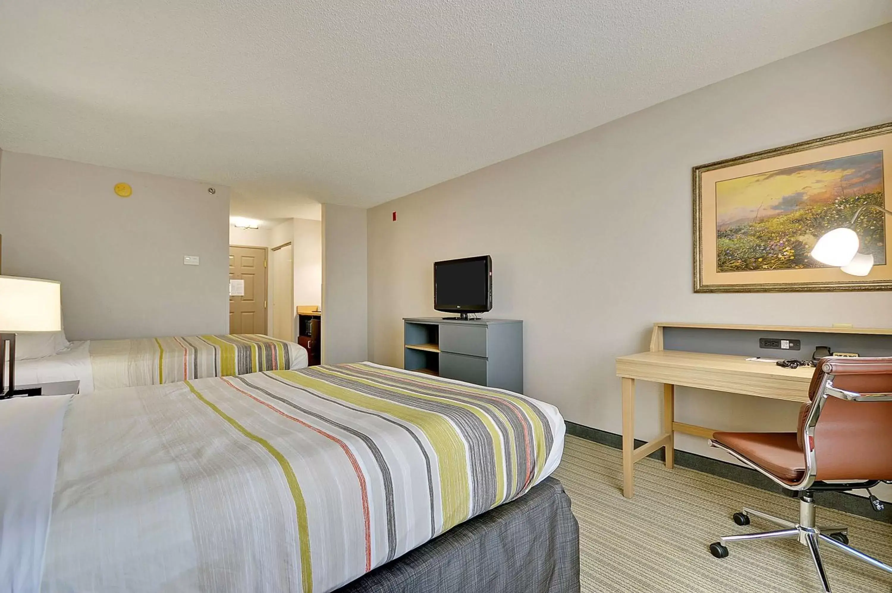 Photo of the whole room, Bed in Country Inn & Suites by Radisson, Charleston North, SC