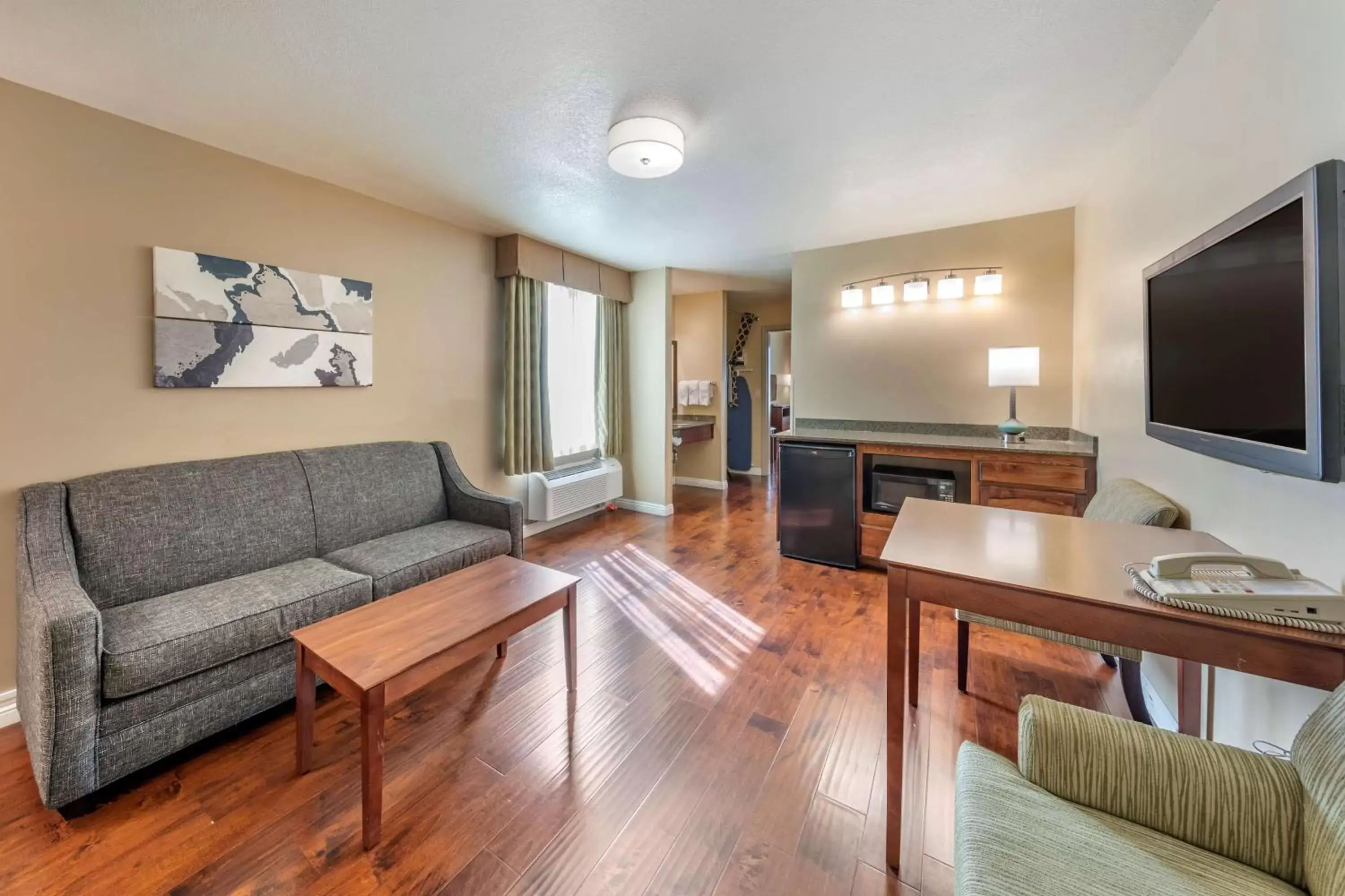 Bedroom, Seating Area in Best Western Plus John Jay Inn & Suites