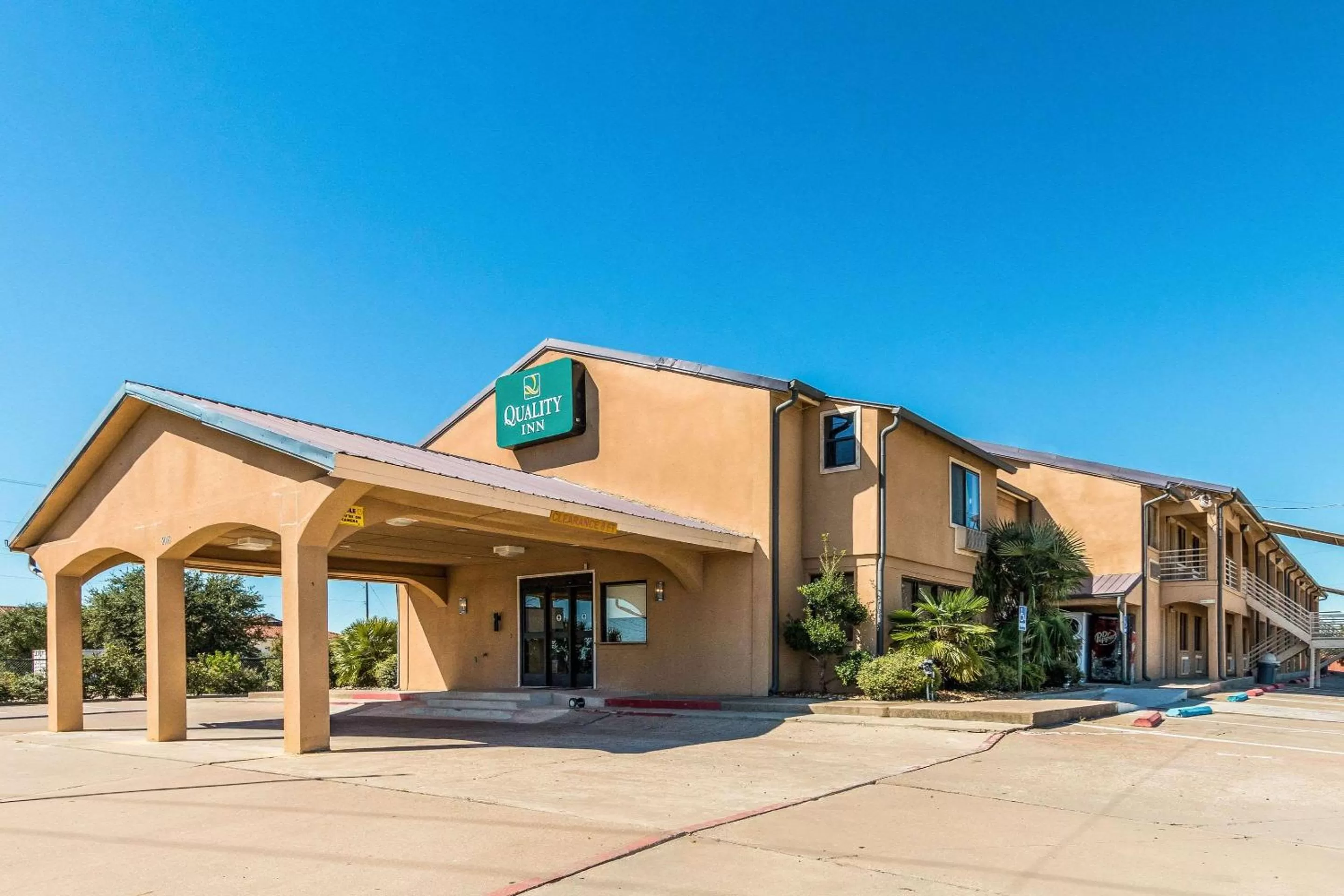 Property building in Quality Inn Corsicana