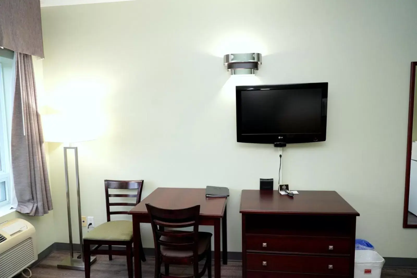 TV/Entertainment Center in Econolodge Huntsville