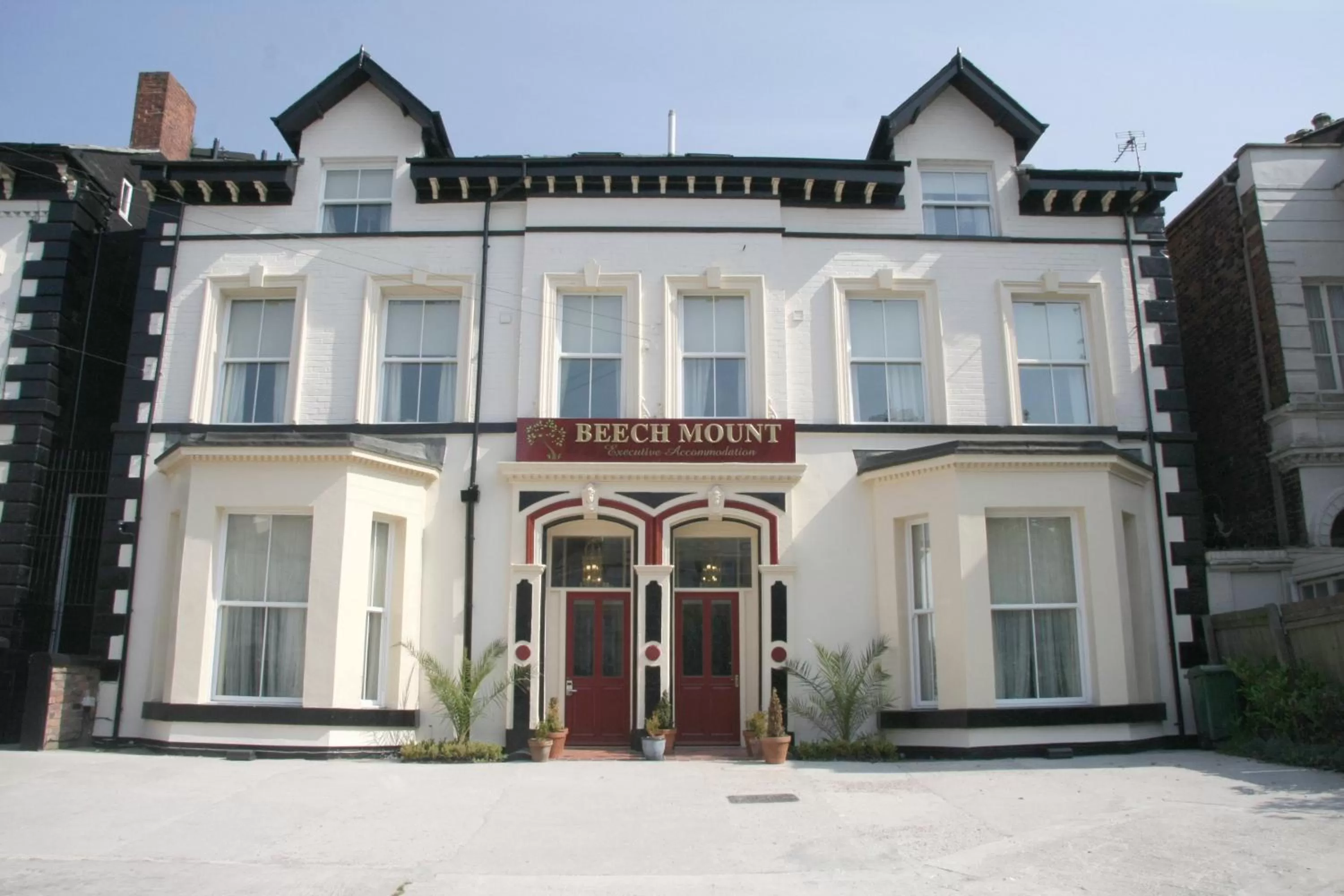 Facade/entrance in Beech Mount Hotel - Free Parking