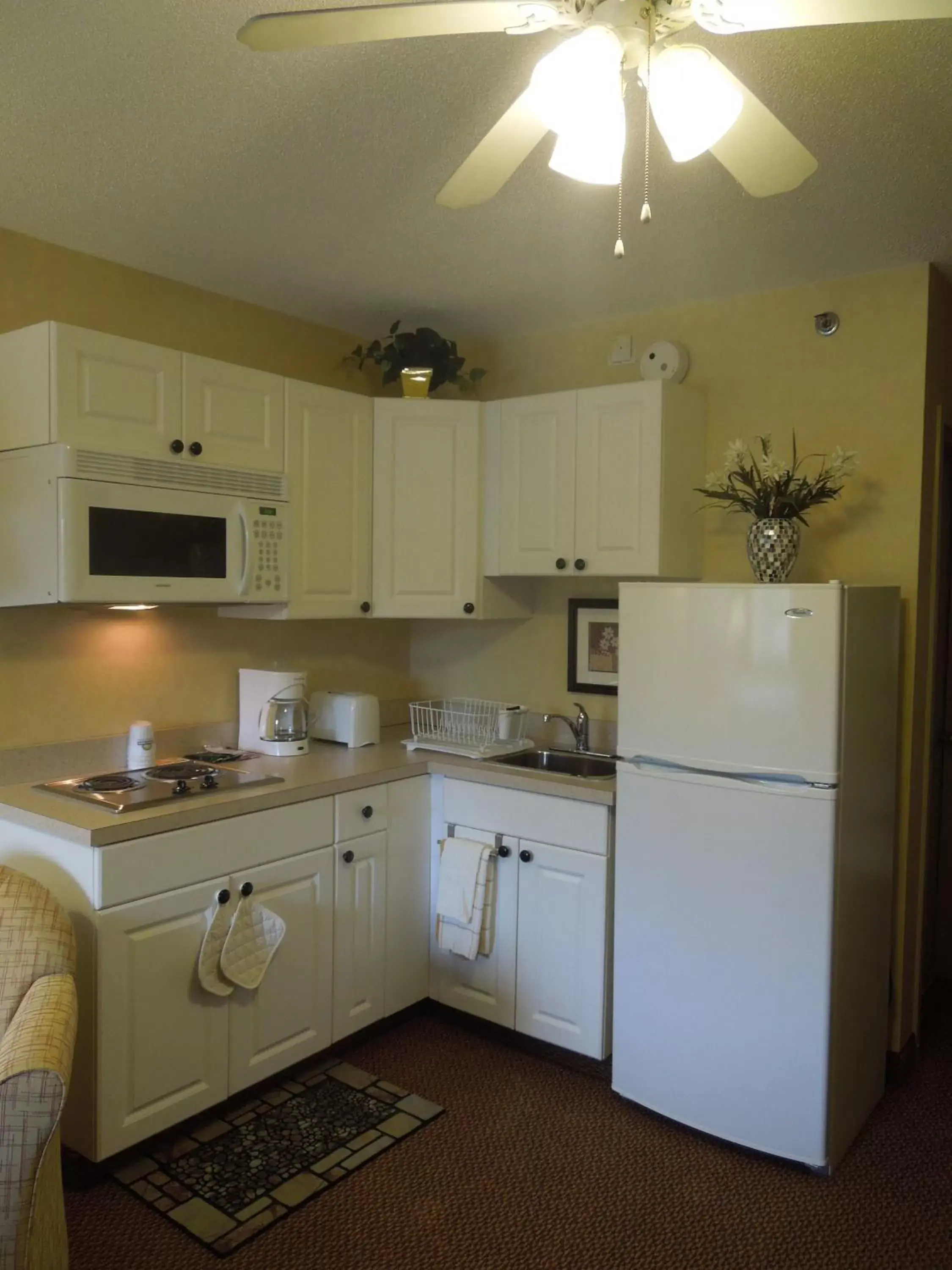 Kitchen or kitchenette, Kitchen/Kitchenette in Days Inn by Wyndham Harrisburg North