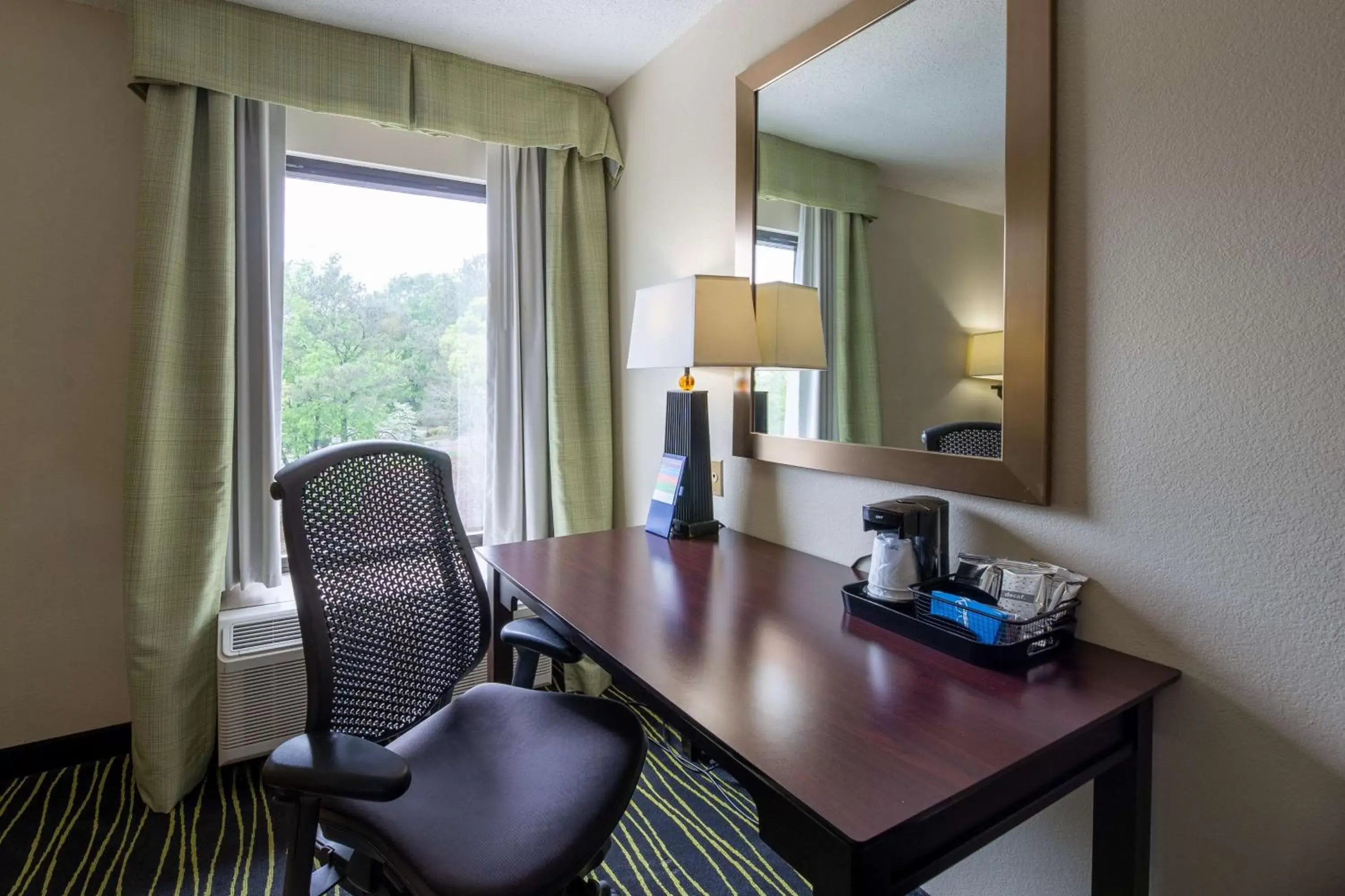 Bedroom, Seating Area in Hampton Inn Columbia I-26/Harbison Blvd