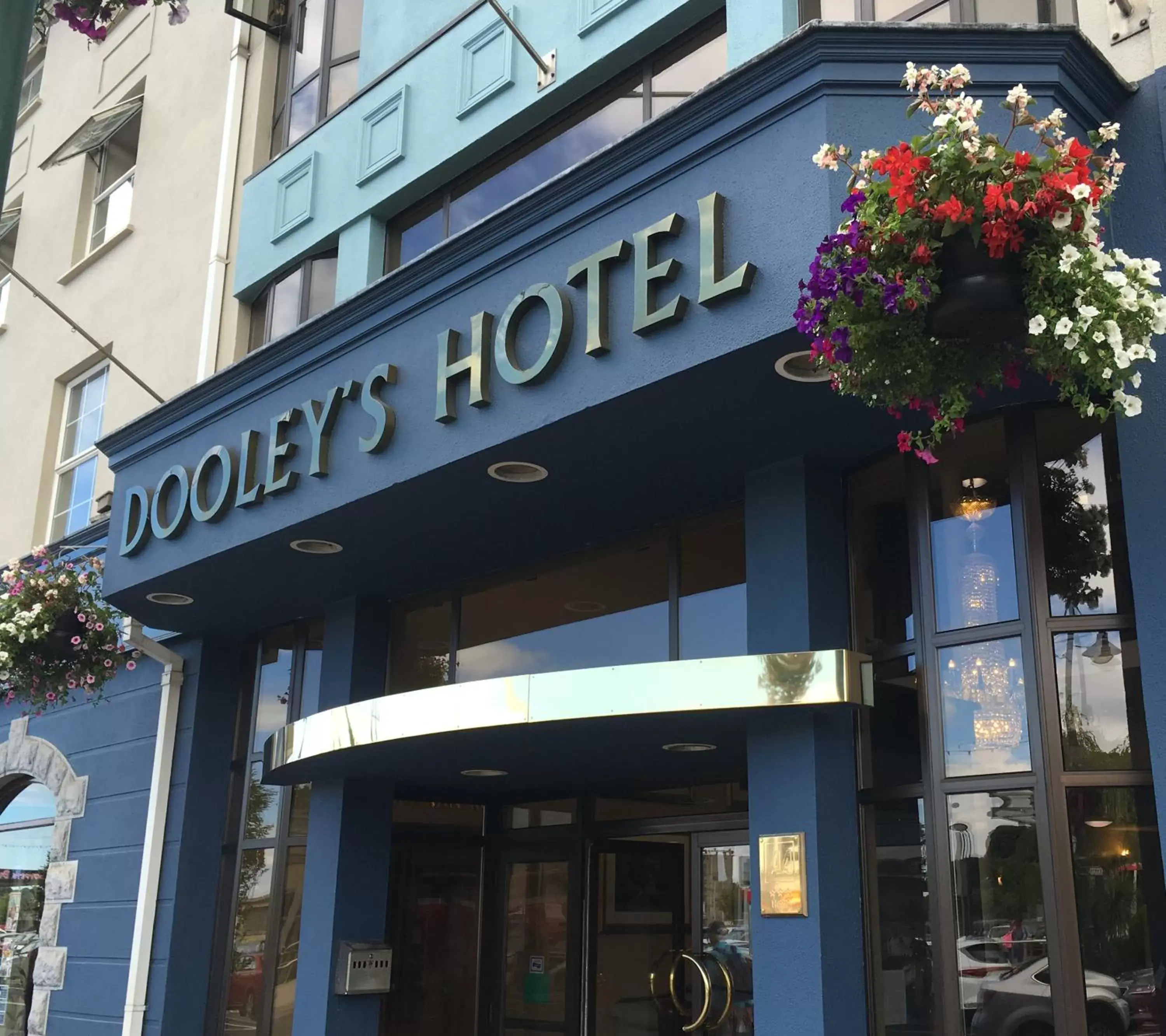 Facade/entrance in Dooley's Hotel