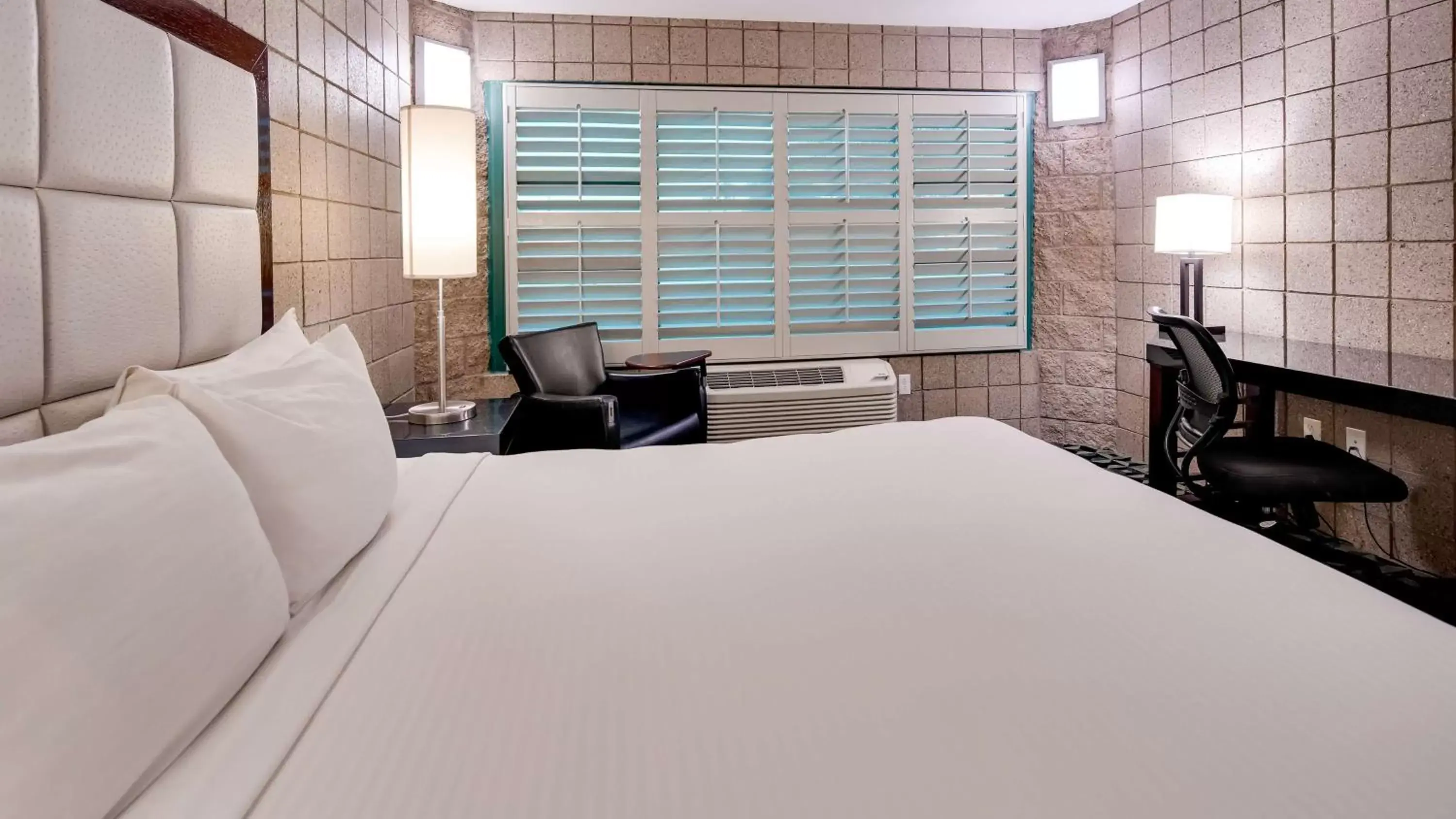 King Room with Roll-in Shower - Disability Access - Non-smoking in Best Western Plus Sundial King Room with Roll-in Shower - Disability Access - Non-smoking in Best Western Plus Sundial