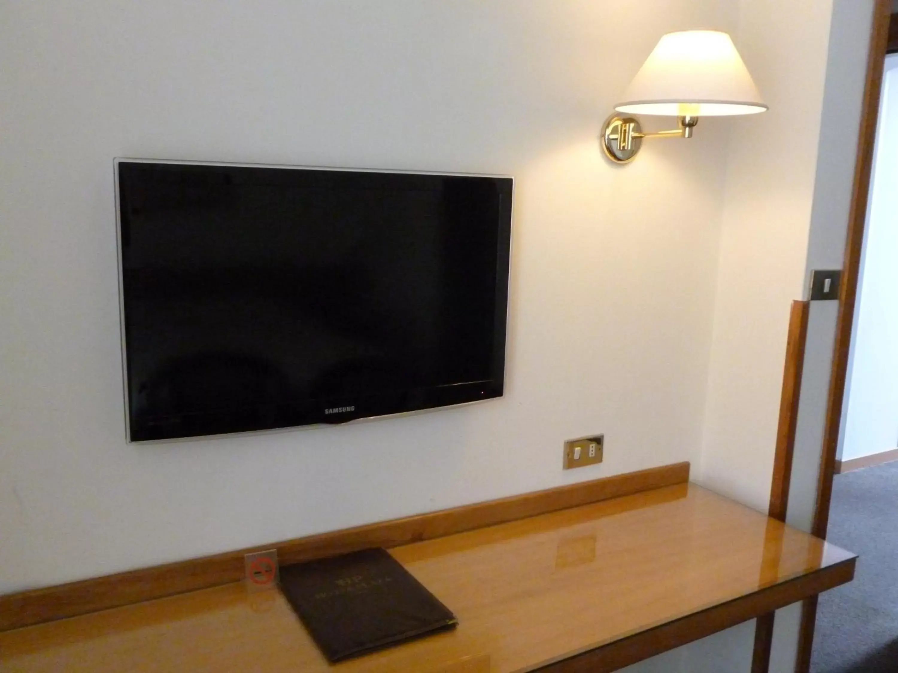 TV and multimedia, TV/Entertainment Center in Hotel Plaza