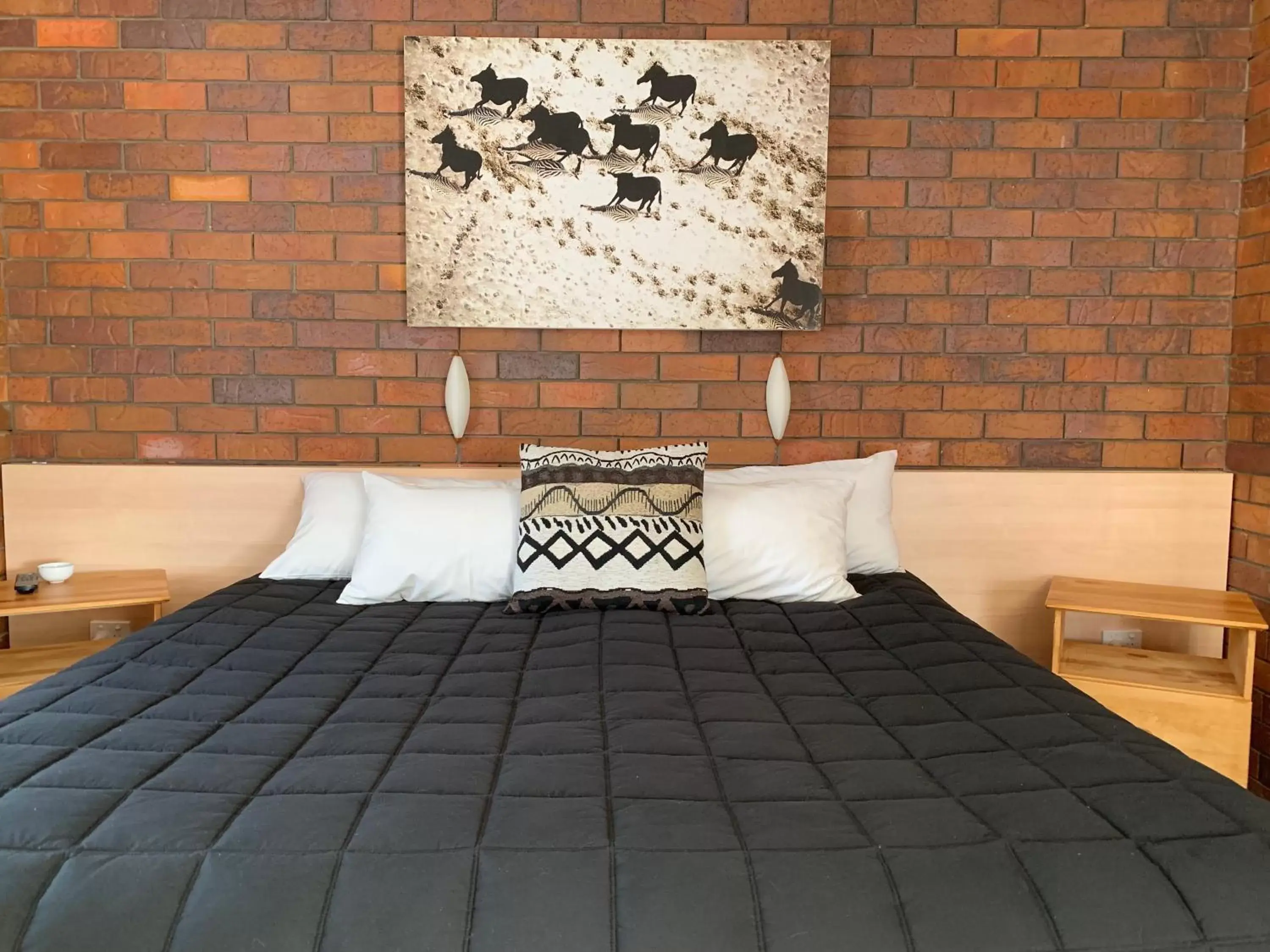 Bed in Peter Allen Motor Inn Bed in Peter Allen Motor Inn