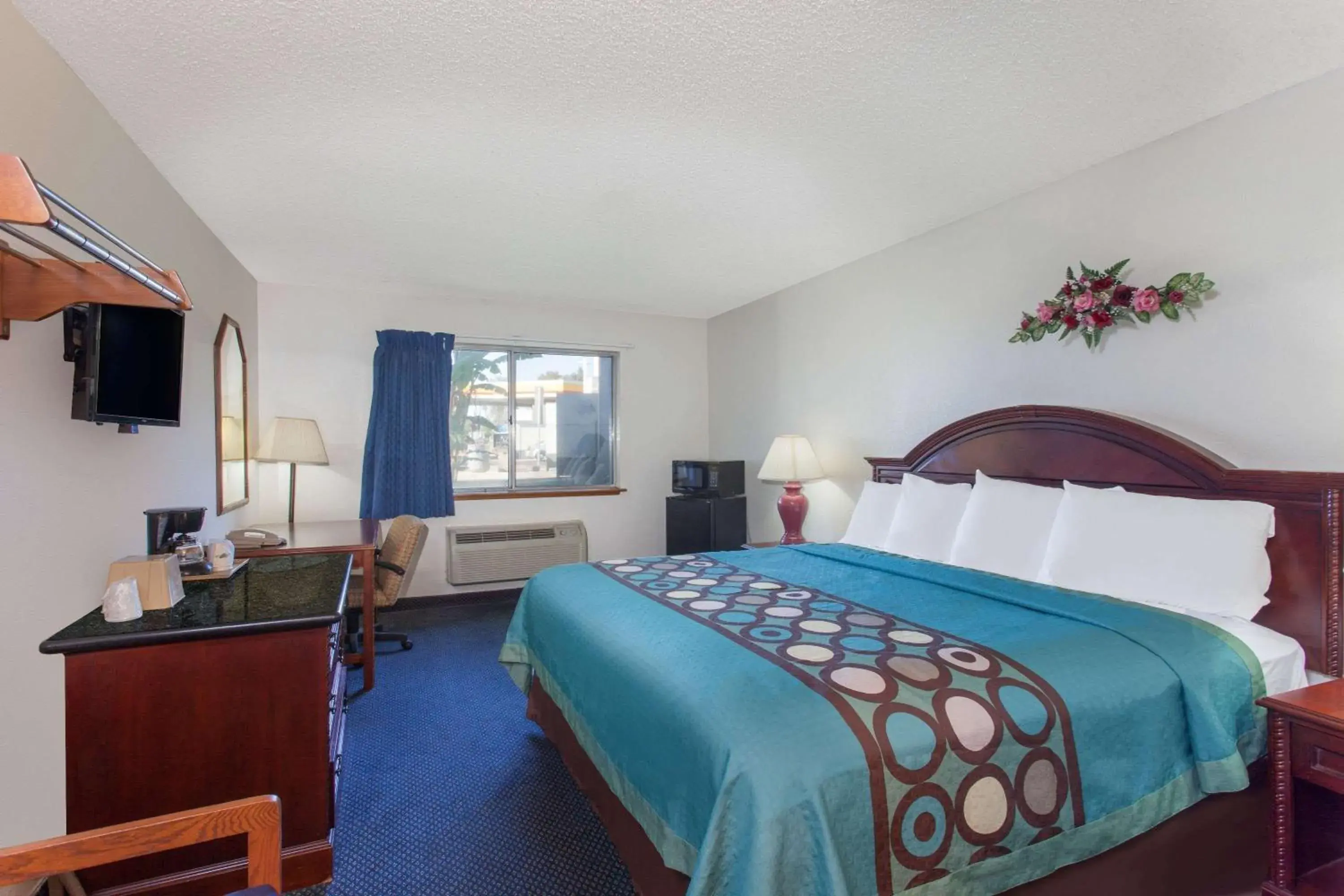 Photo of the whole room, Bed in Super 8 by Wyndham Selma/Fresno Area