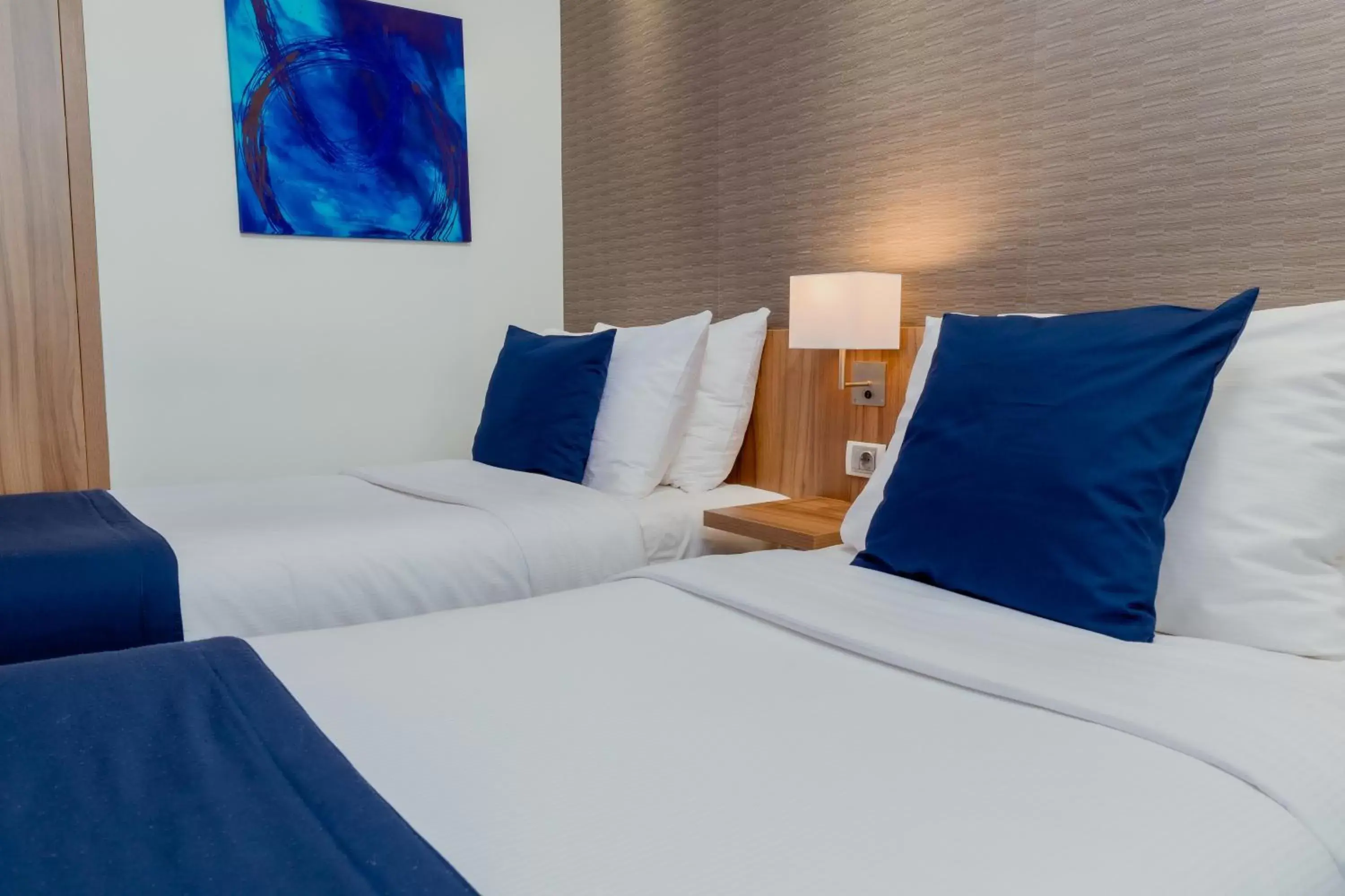 Property building, Bed in Holiday Inn Express Belgrade - City, an IHG Hotel
