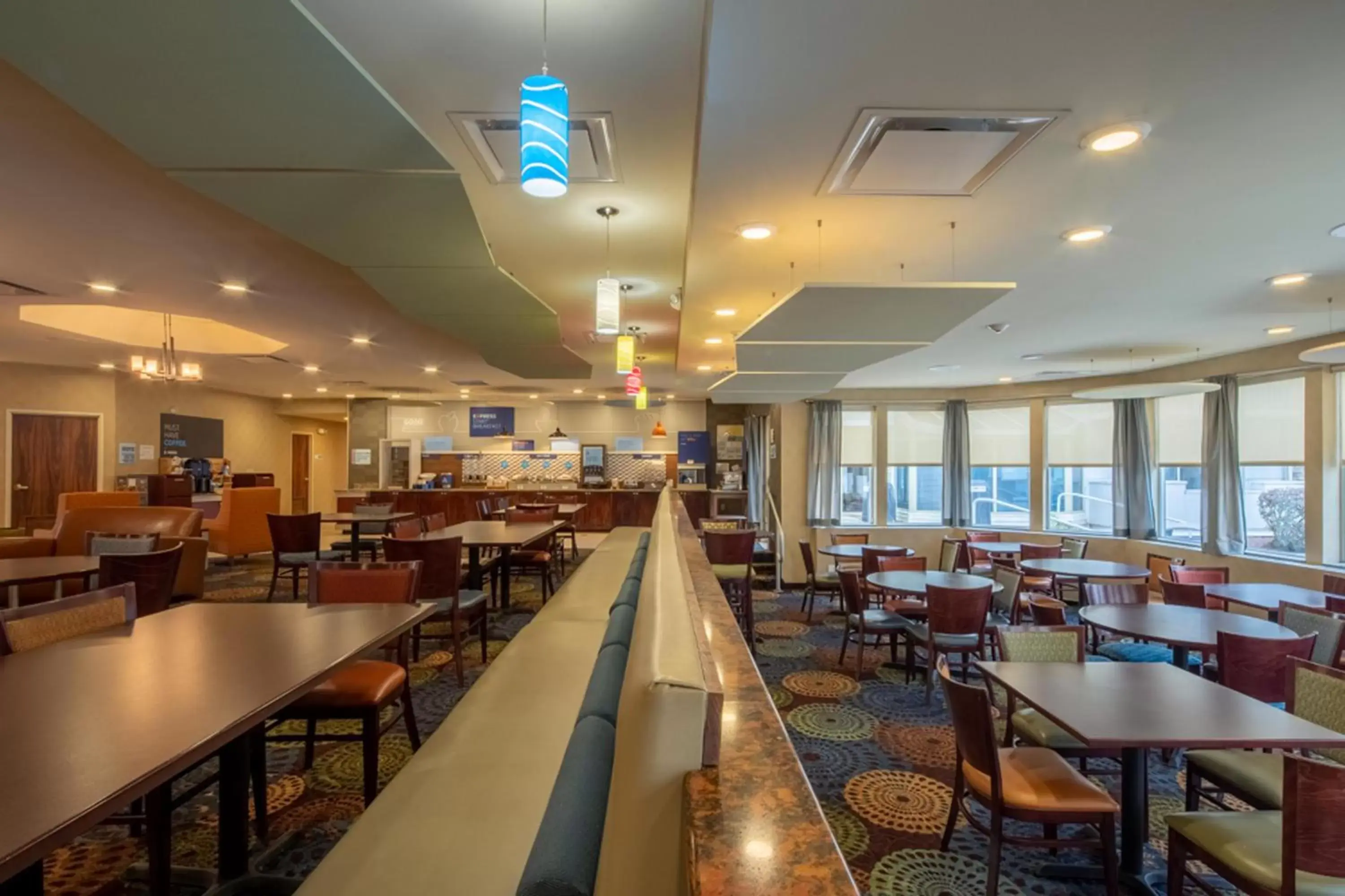 Dining area, Restaurant/Places to Eat in Holiday Inn Express Hotel & Suites Pittsburgh Airport, an IHG Hotel
