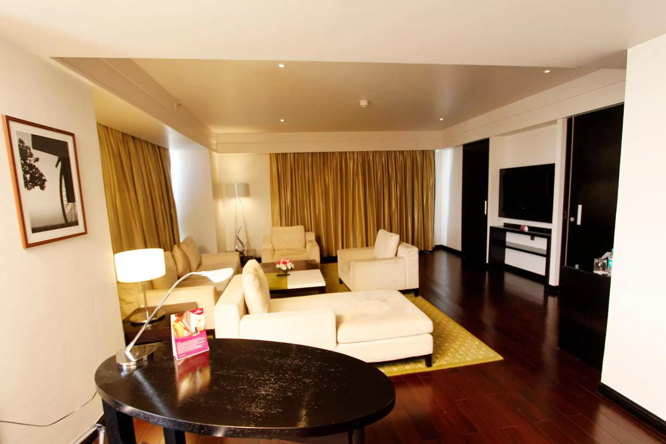 Living room in Crowne Plaza Pune City Centre by IHG
