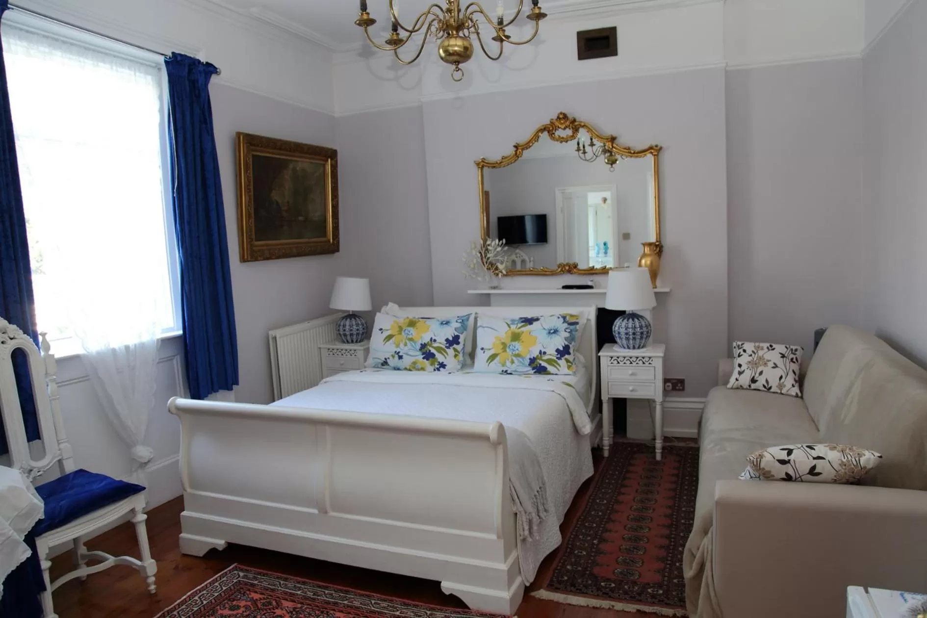 Bed in Dawson Place, Juliette's Bed and Breakfast