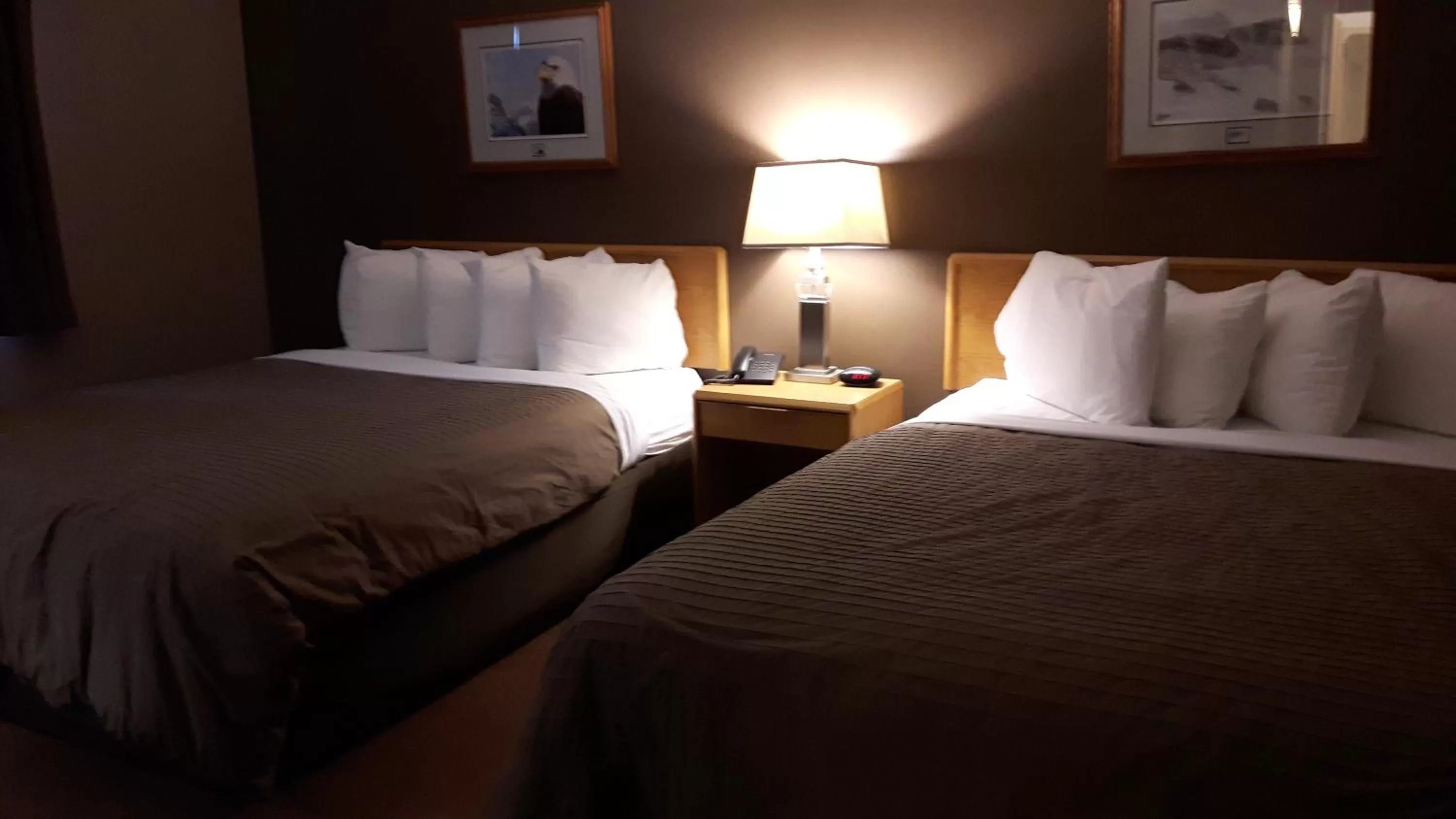 Bed in Canway Inn & Suites