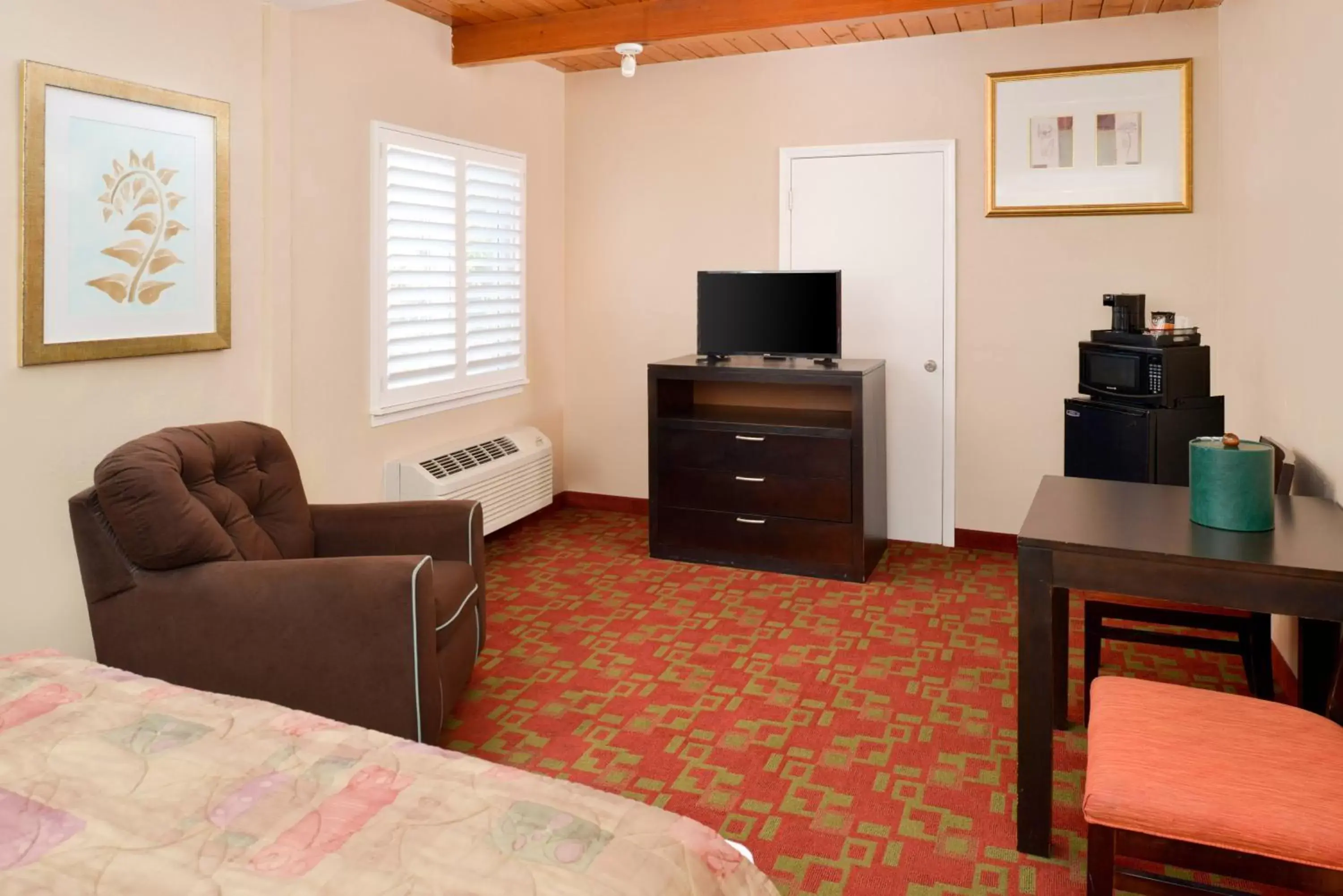 Bedroom, TV/Entertainment Center in Pacific Shores Inn - Morro Bay