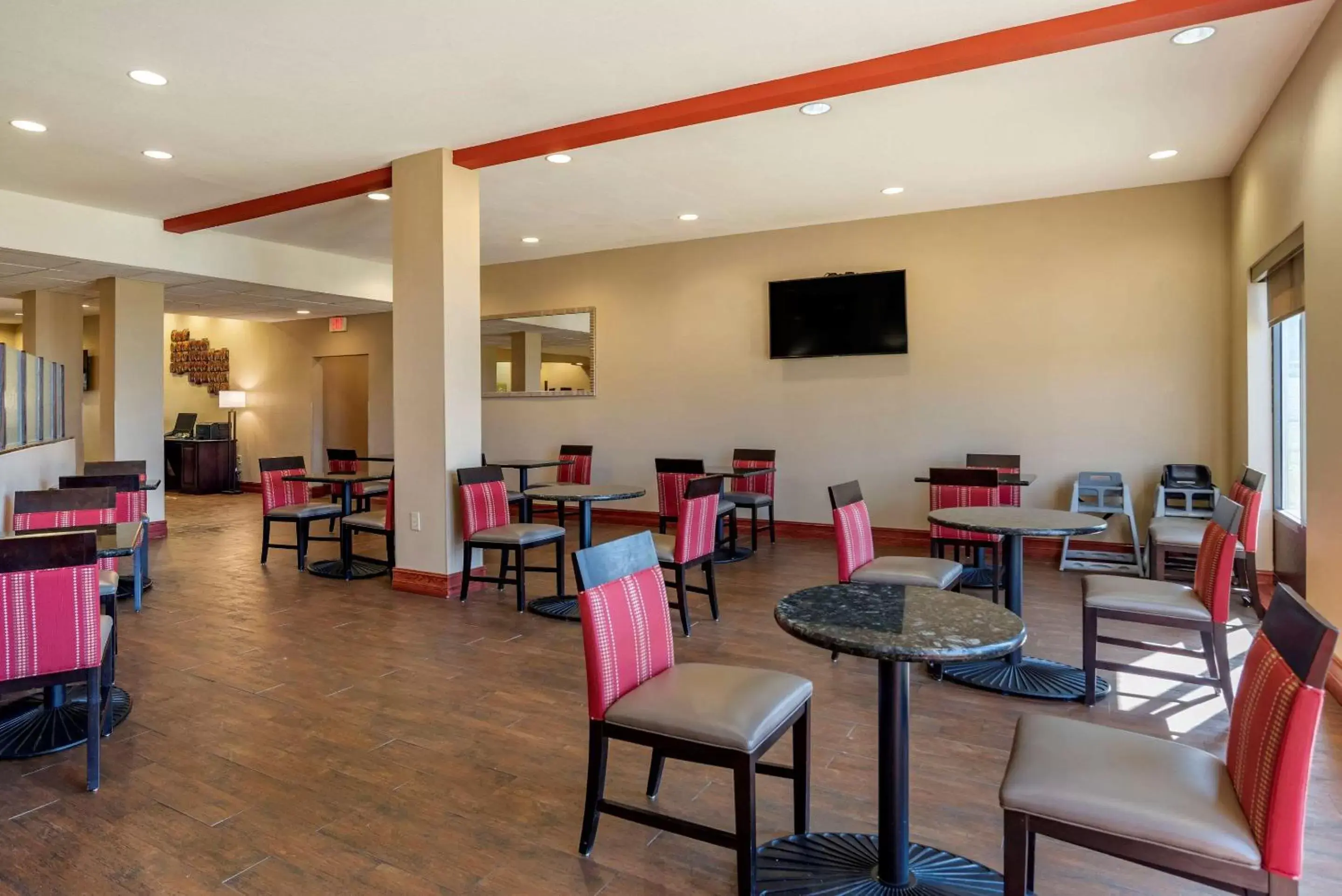 Restaurant/Places to Eat in Comfort Suites Airport South
