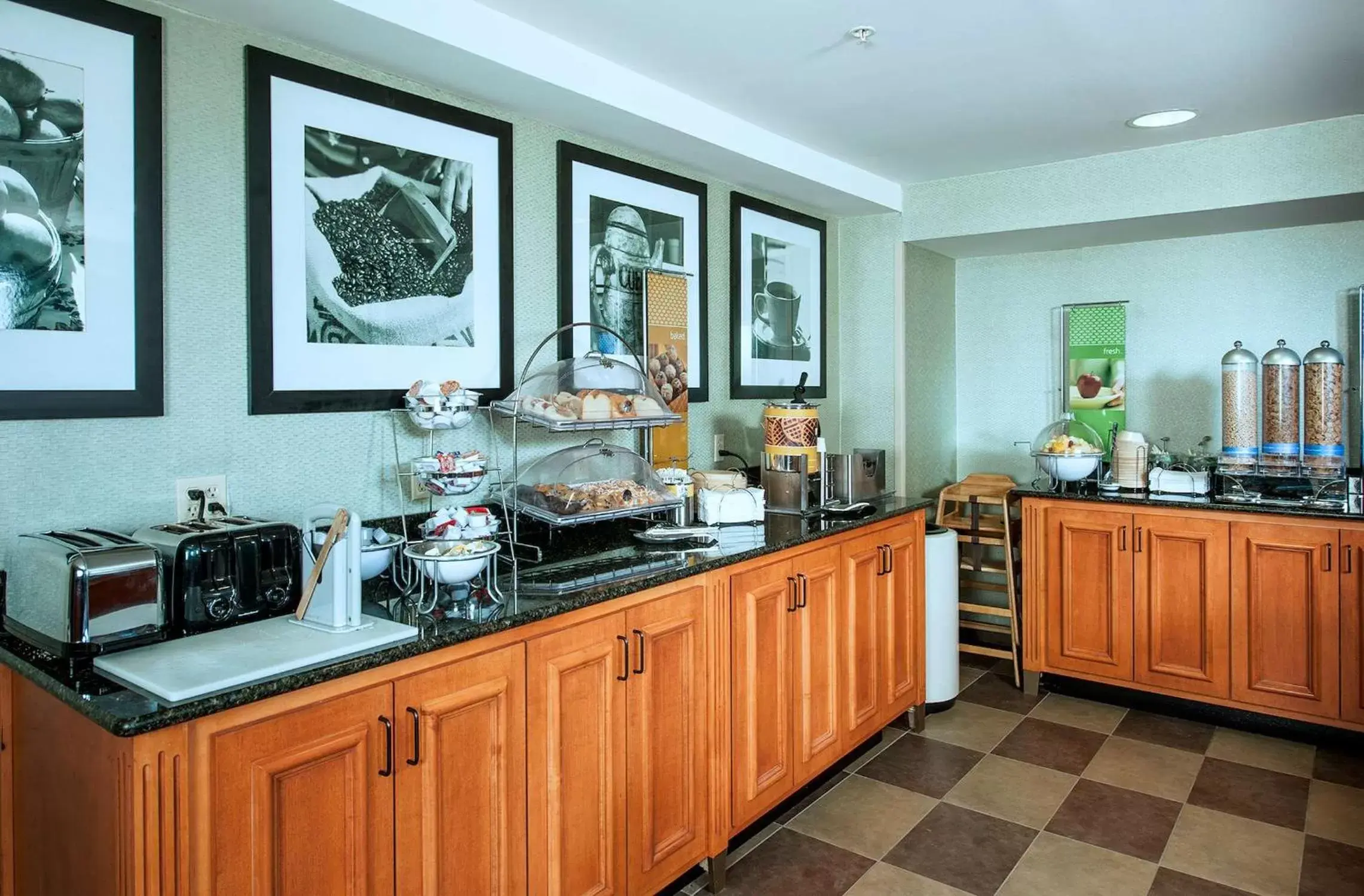 Dining area, Kitchen/Kitchenette in Hampton Inn & Suites Rockland