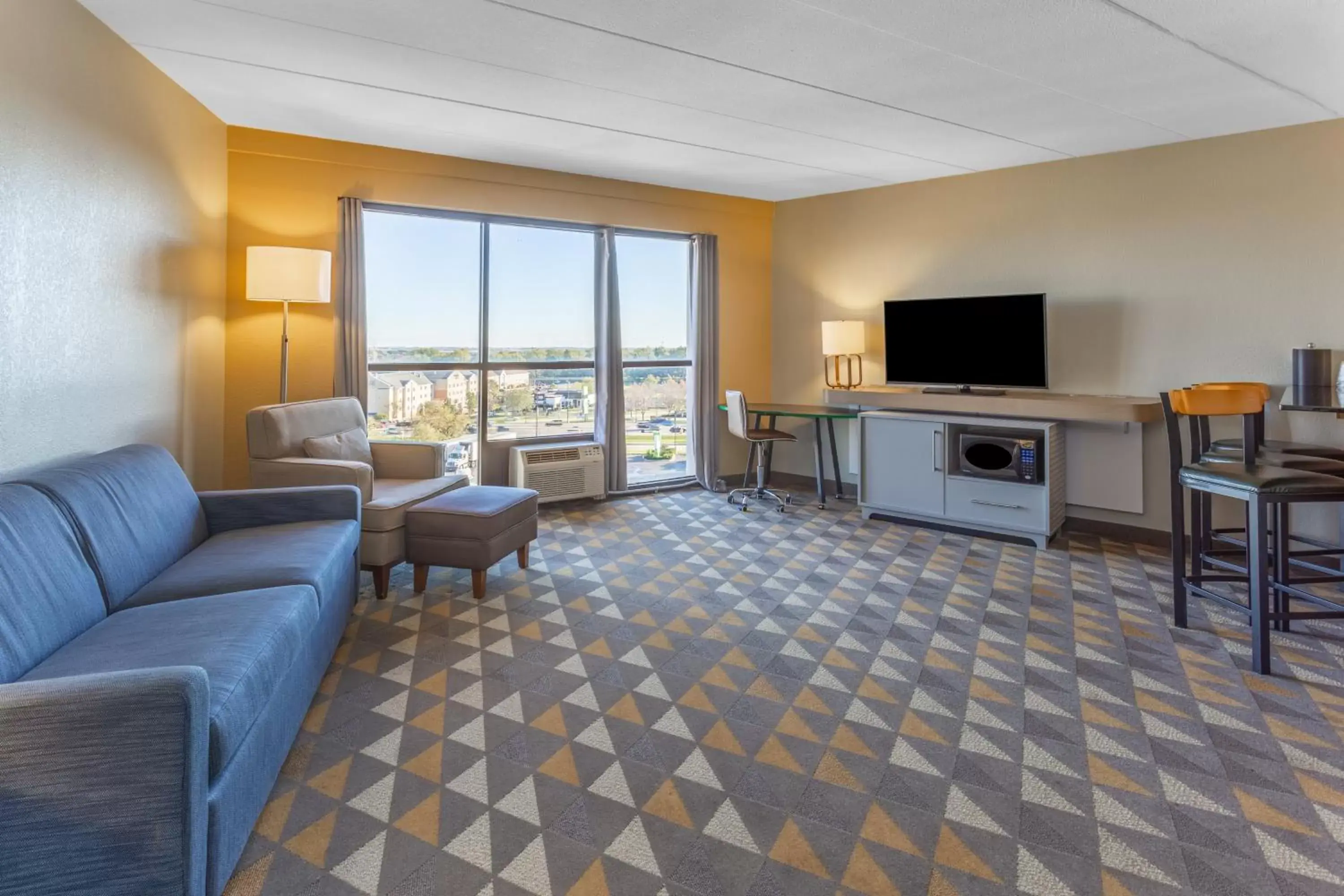 Photo of the whole room, Seating Area in Holiday Inn Rockford, an IHG Hotel