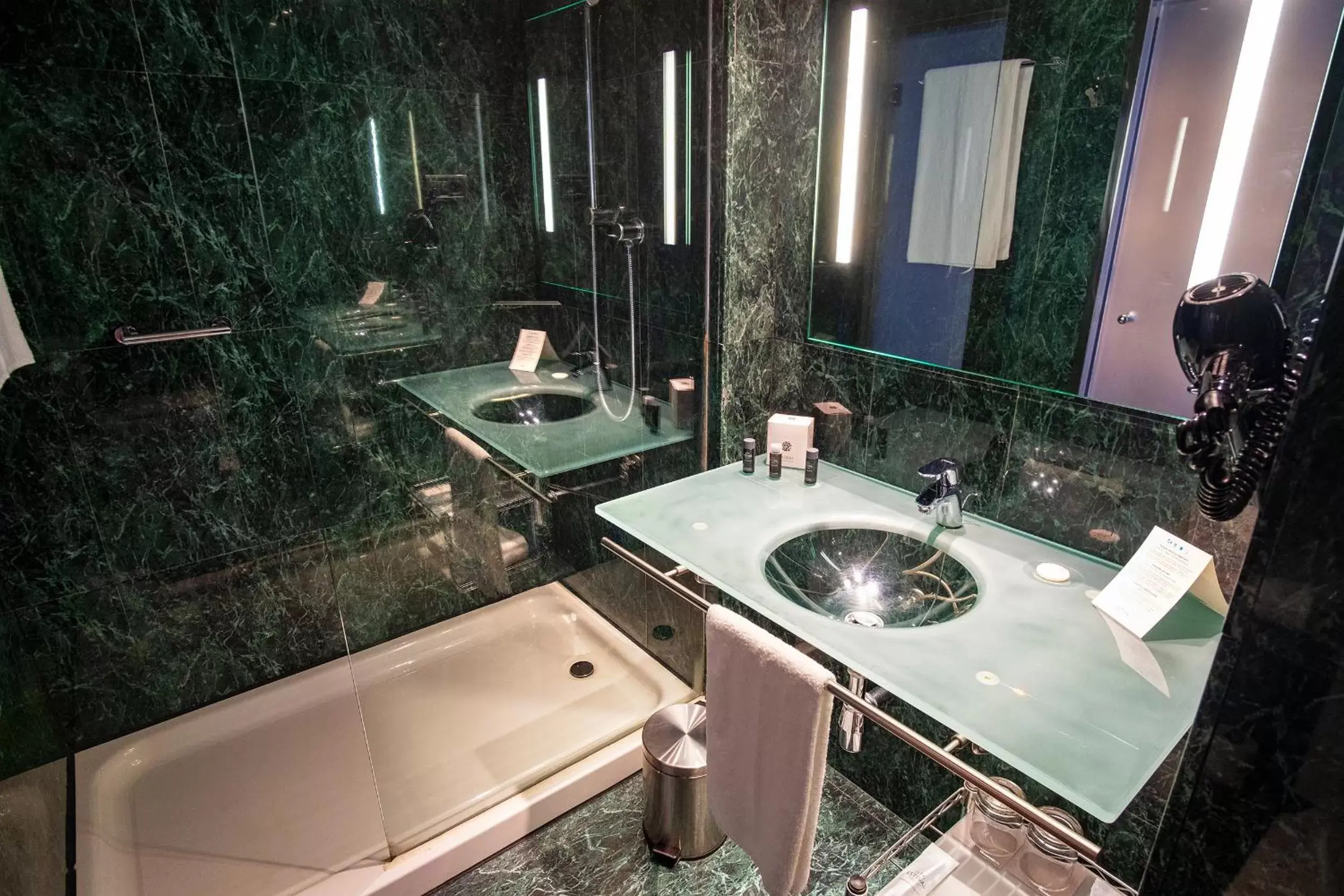 Shower, Bathroom in Hotel Vilamarí