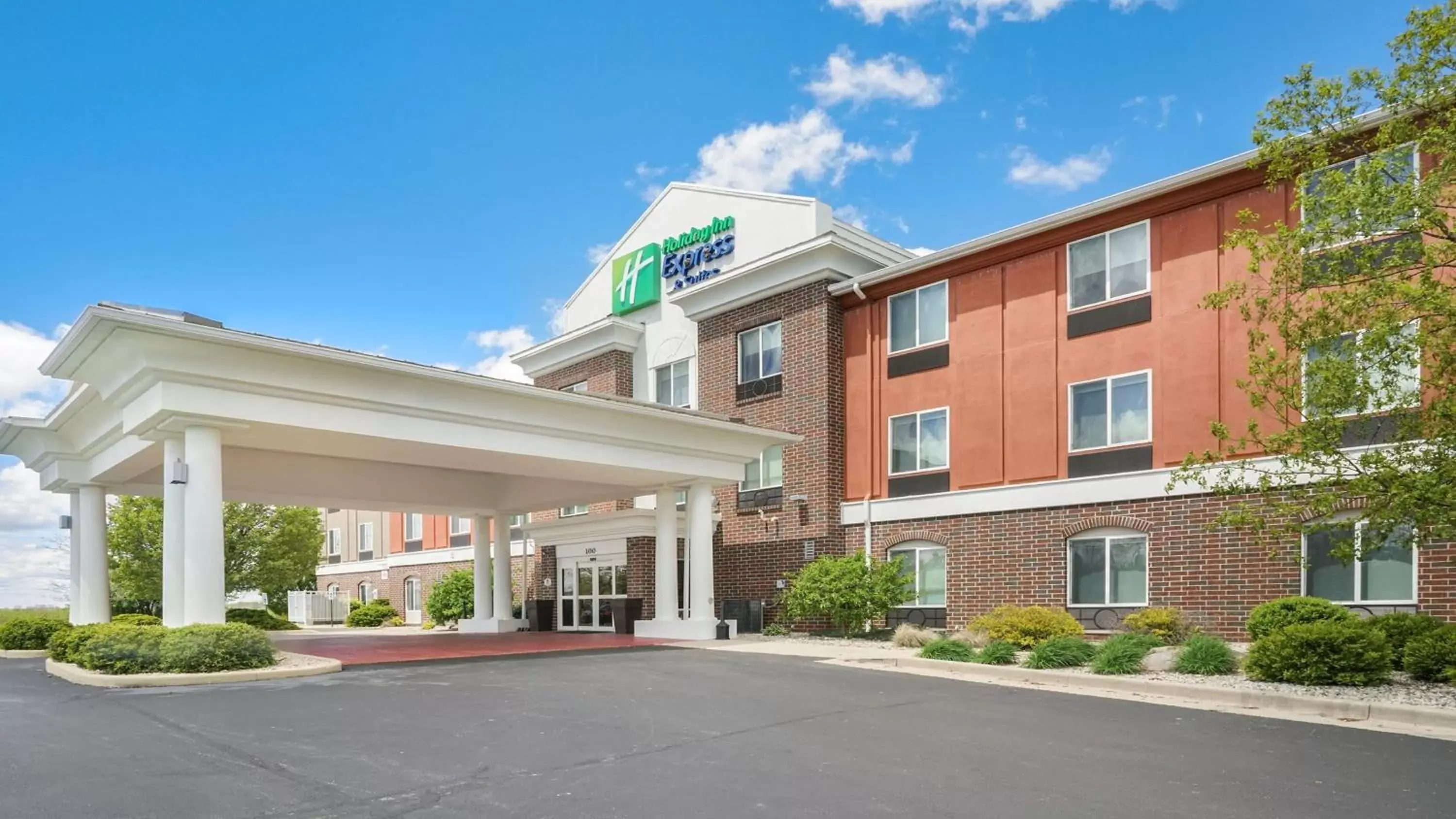Property Building in Holiday Inn Express Hotel & Suites Portland, an IHG Hotel