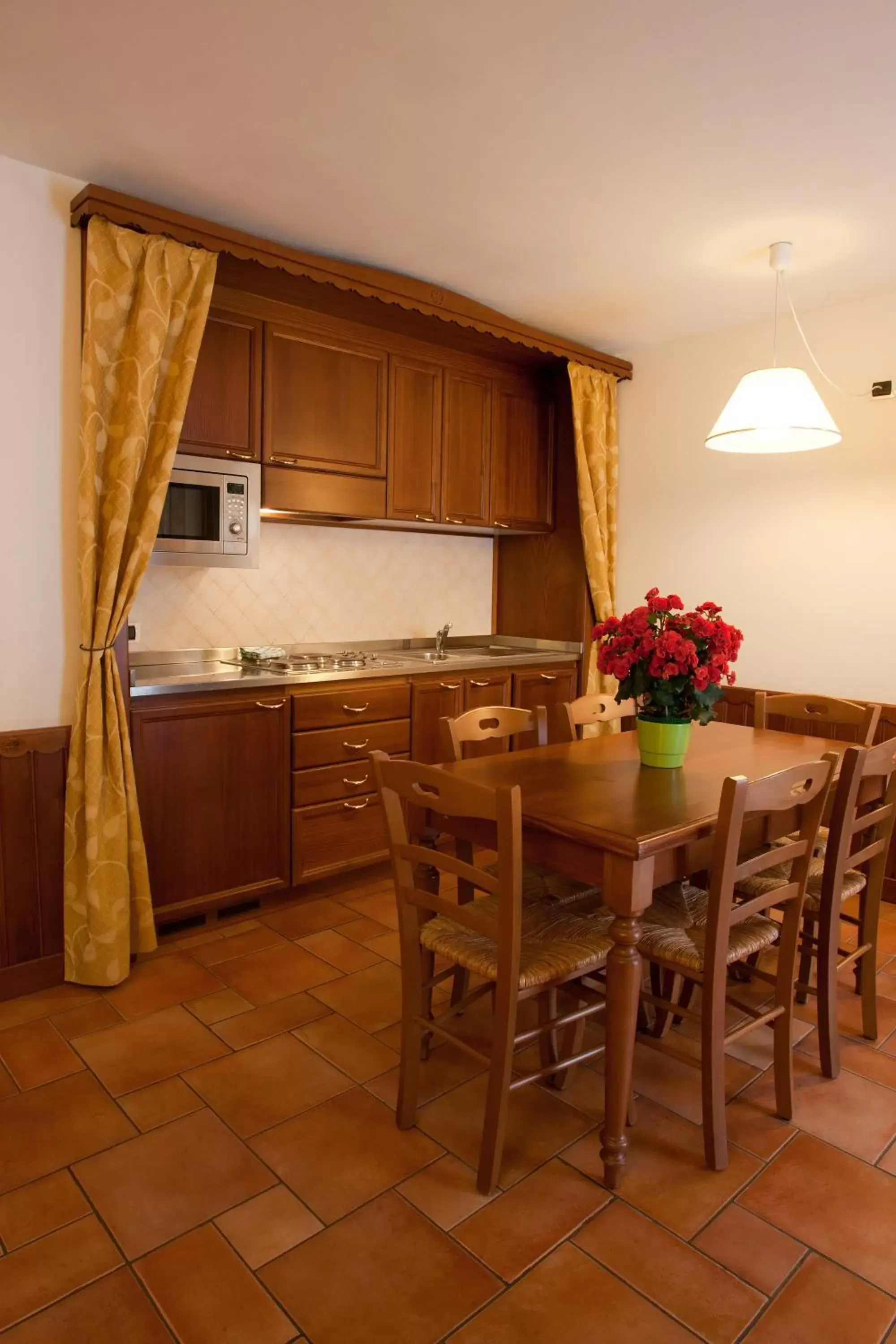 Kitchen or kitchenette, Dining Area in Residence Le Grand Chalet