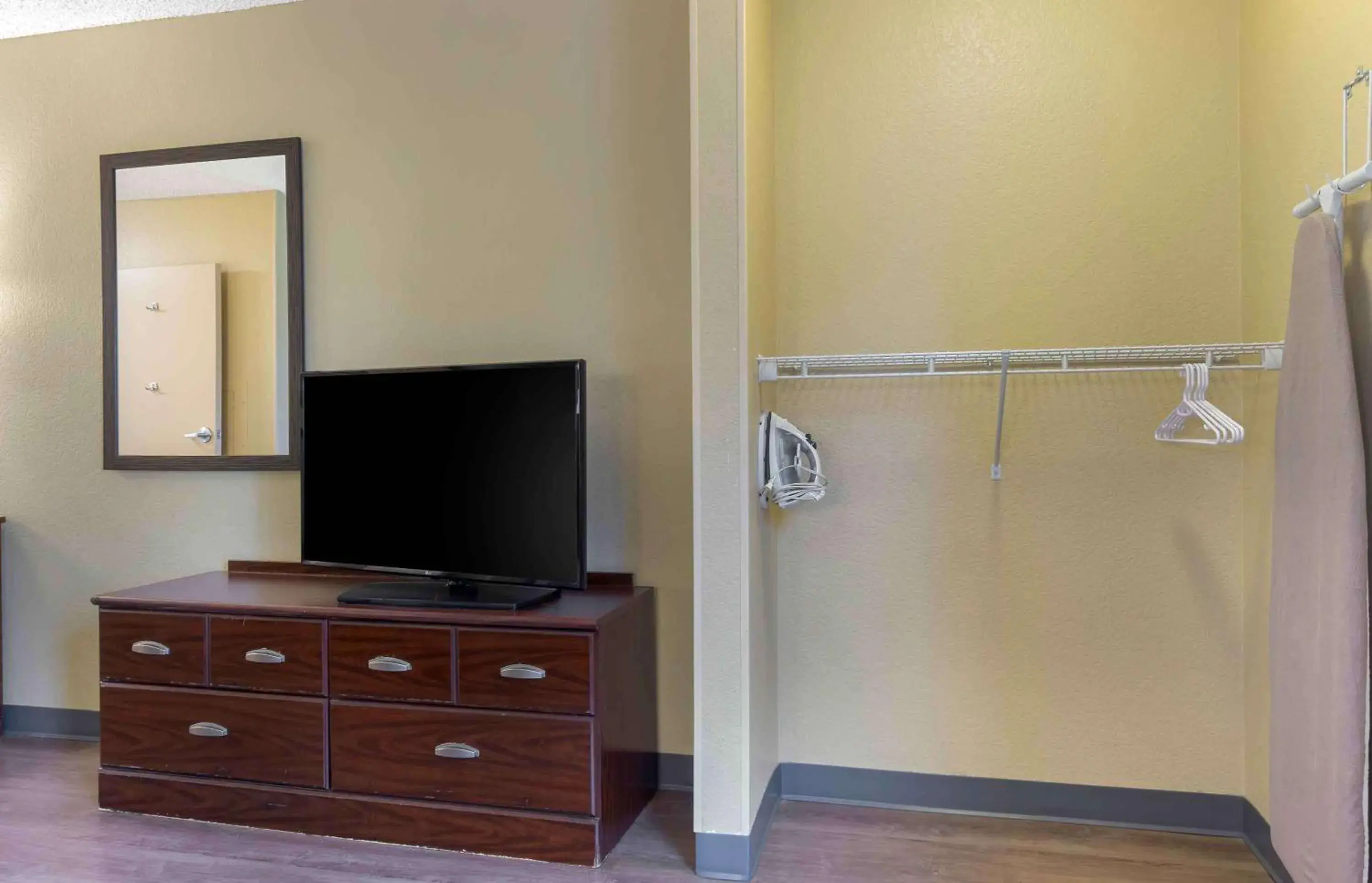 Bedroom, TV/Entertainment Center in Extended Stay America Suites - Seattle - Kent