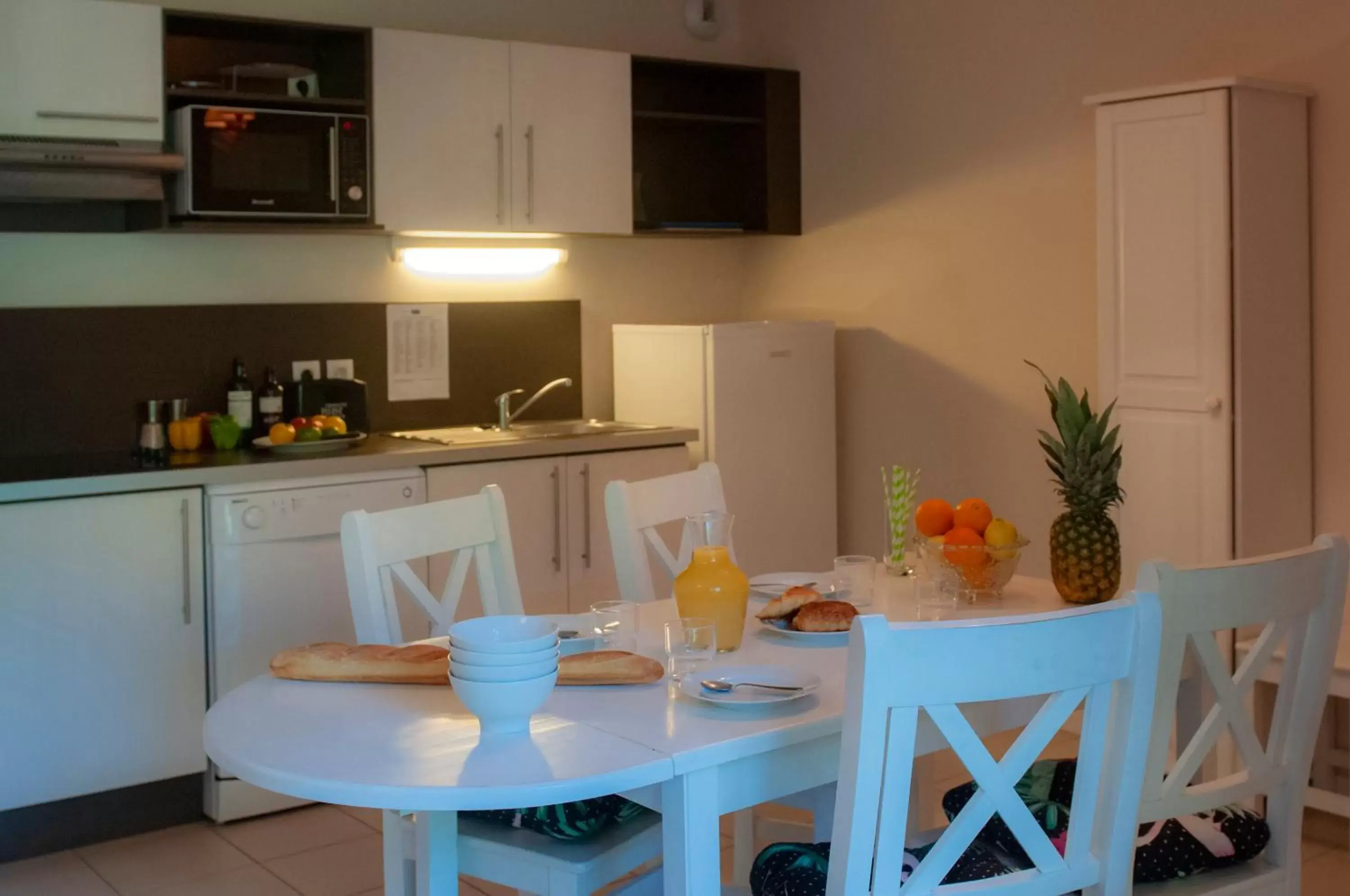 Kitchen or kitchenette, Dining Area in Goélia Résidence Du Parc