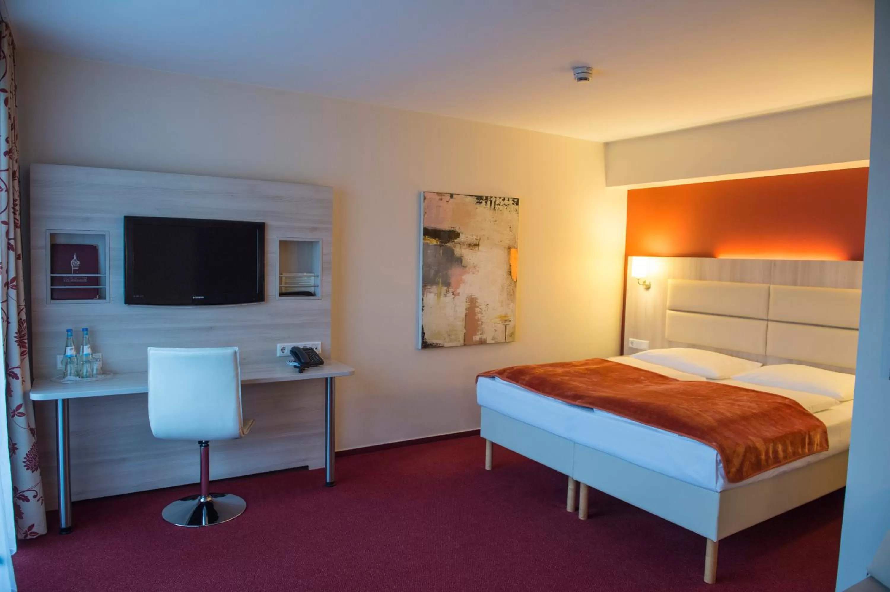 Photo of the whole room, Bed in Hotel Rödelheimer Hof - Am Wasserturm