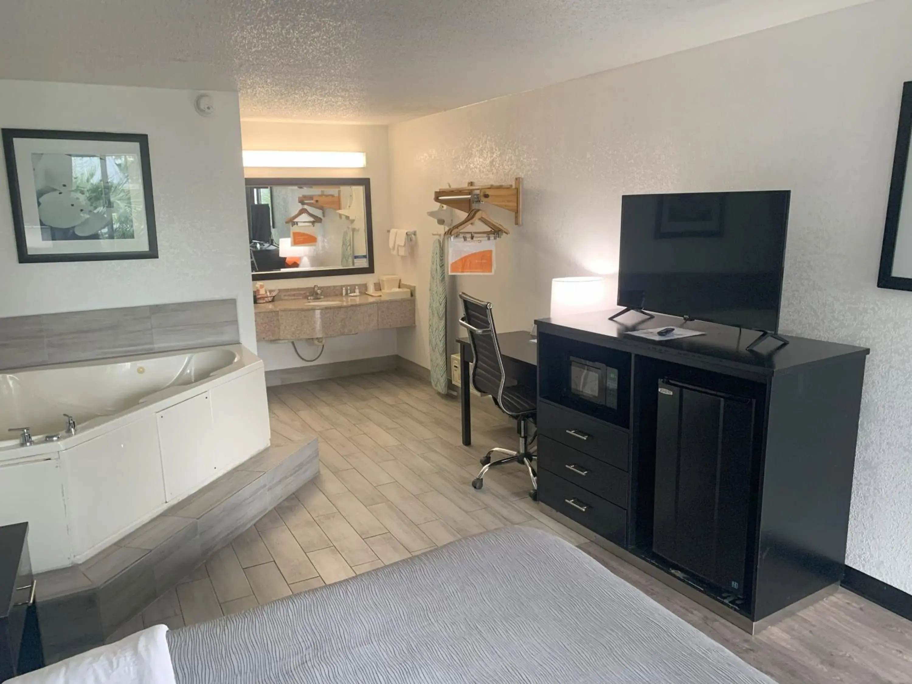 Bedroom, TV/Entertainment Center in Quality Inn & Suites Hardeeville - Savannah North - Renovated with Hot Breakfast Included