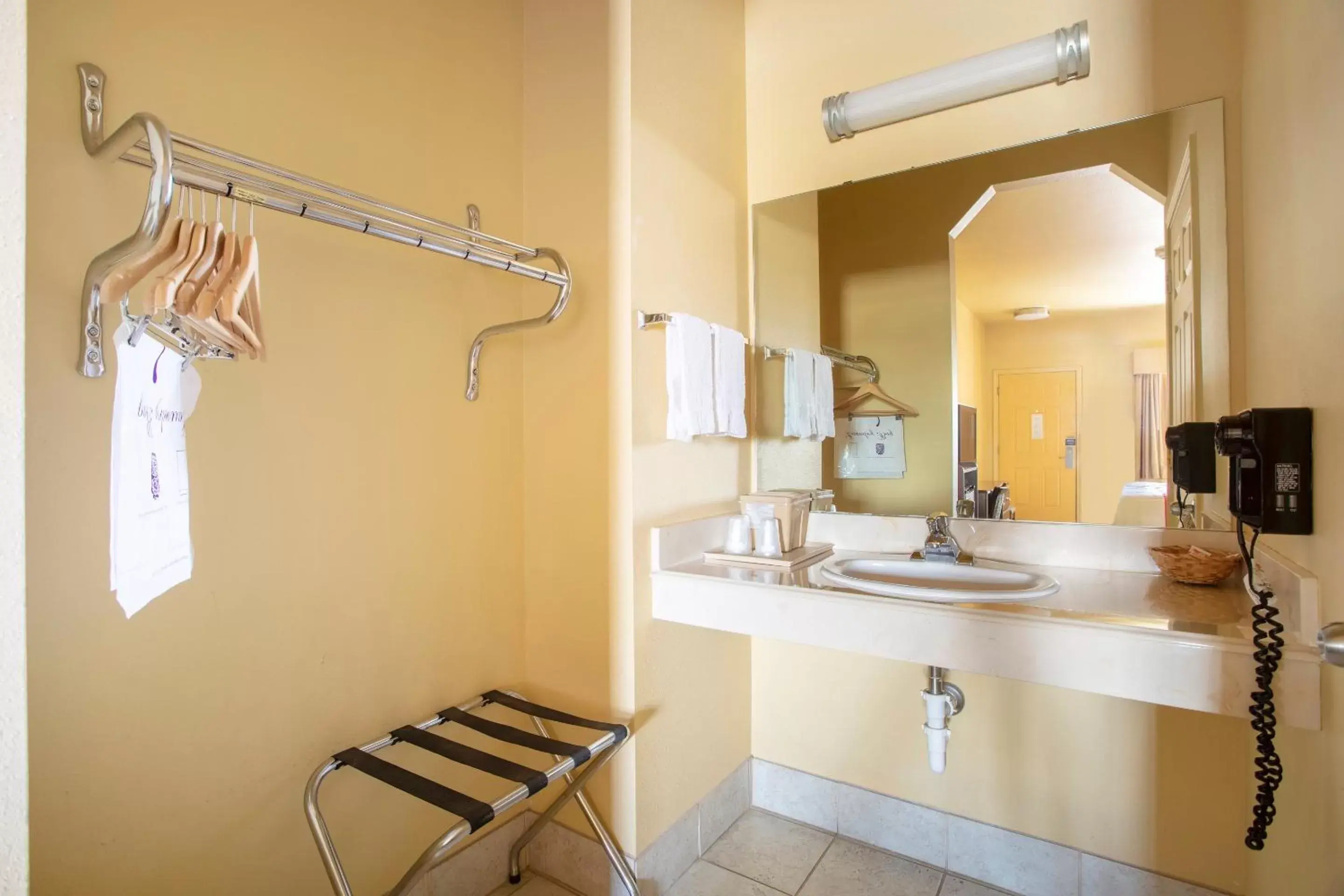 Bathroom, Kitchen/Kitchenette in OYO Hotel Valley View TX, I-35
