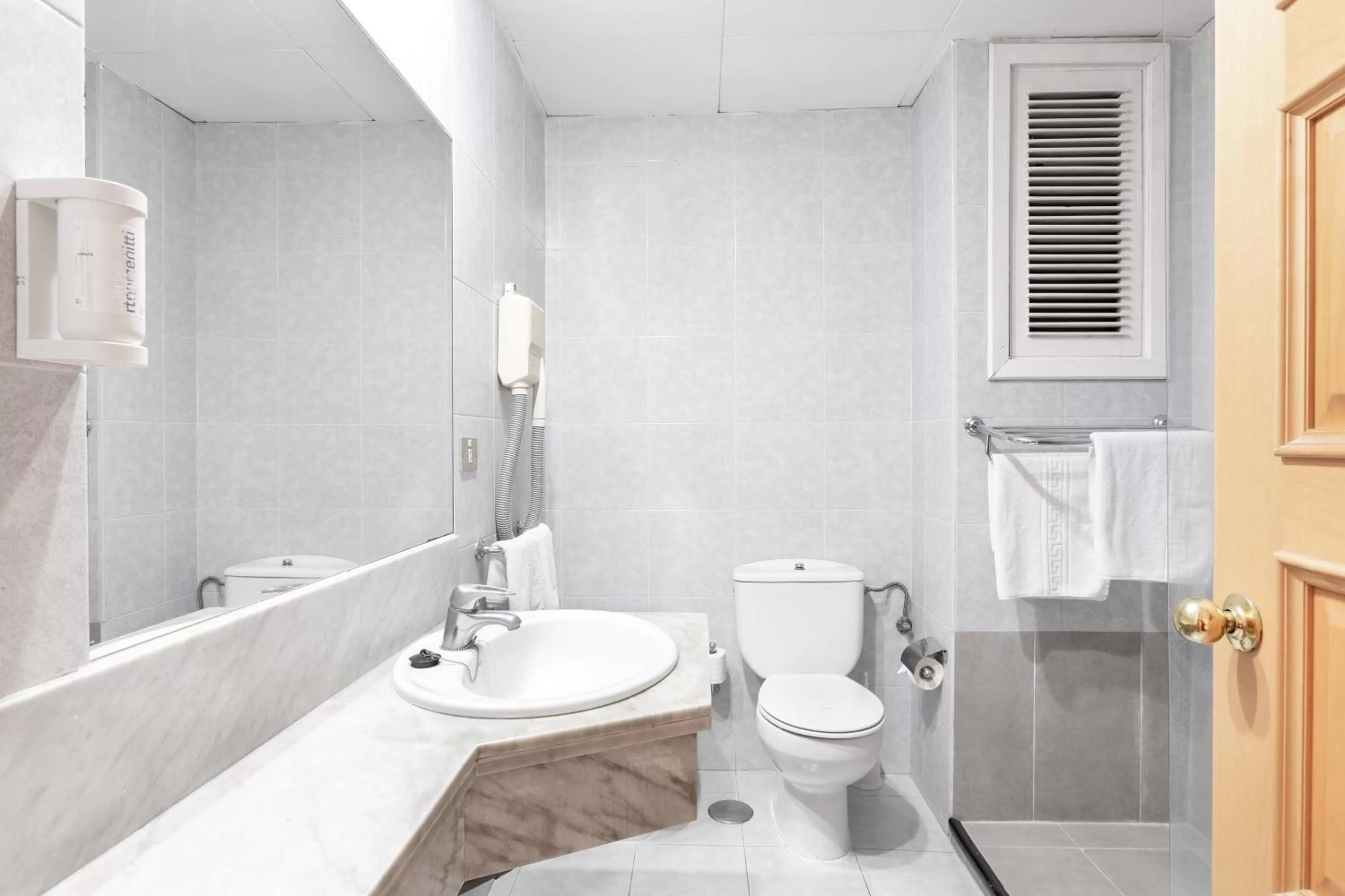 Bathroom in HC Hotel Magec