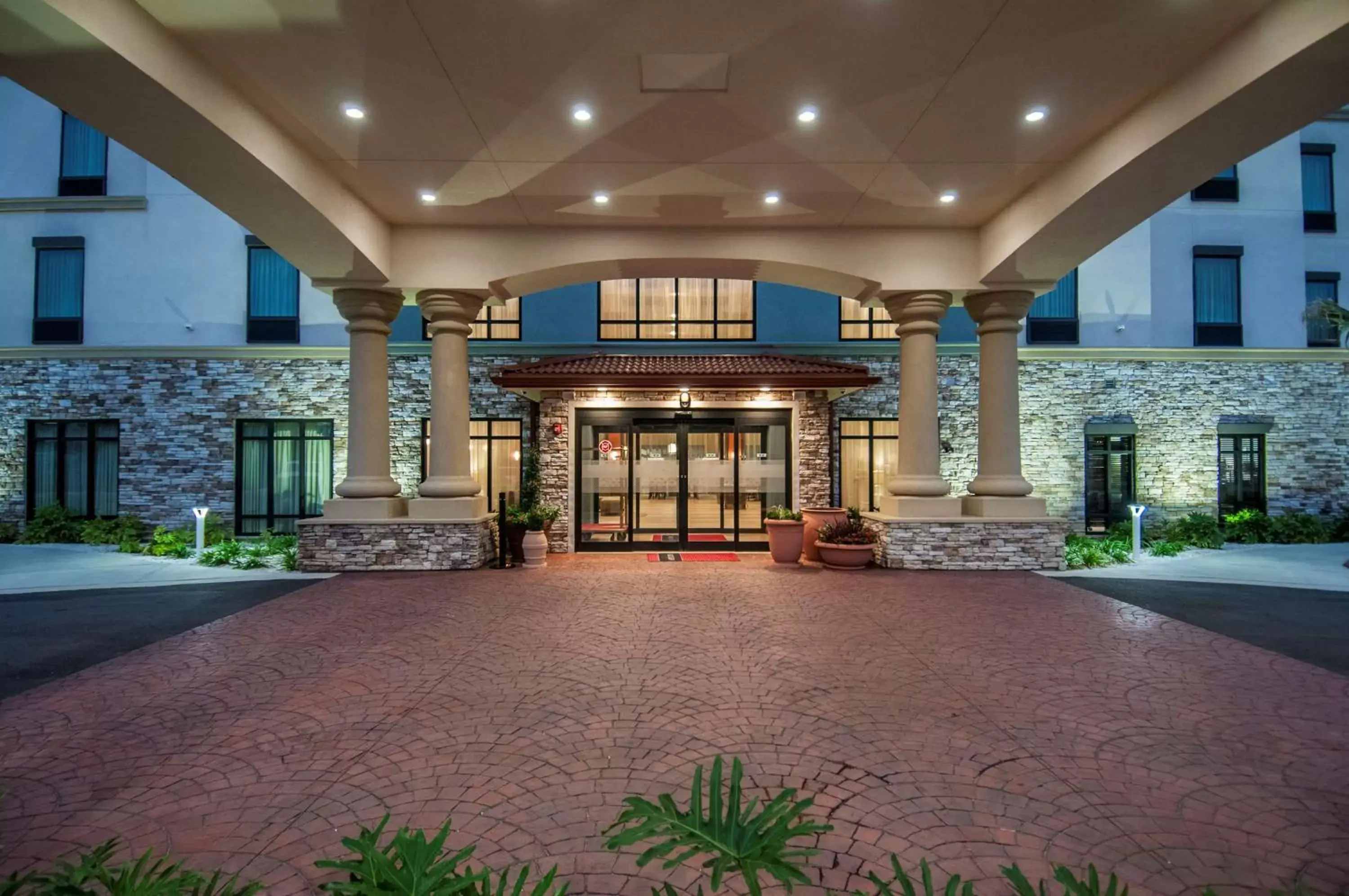 Property building in Hampton Inn & Suites Pensacola/I-10 Pine Forest Road