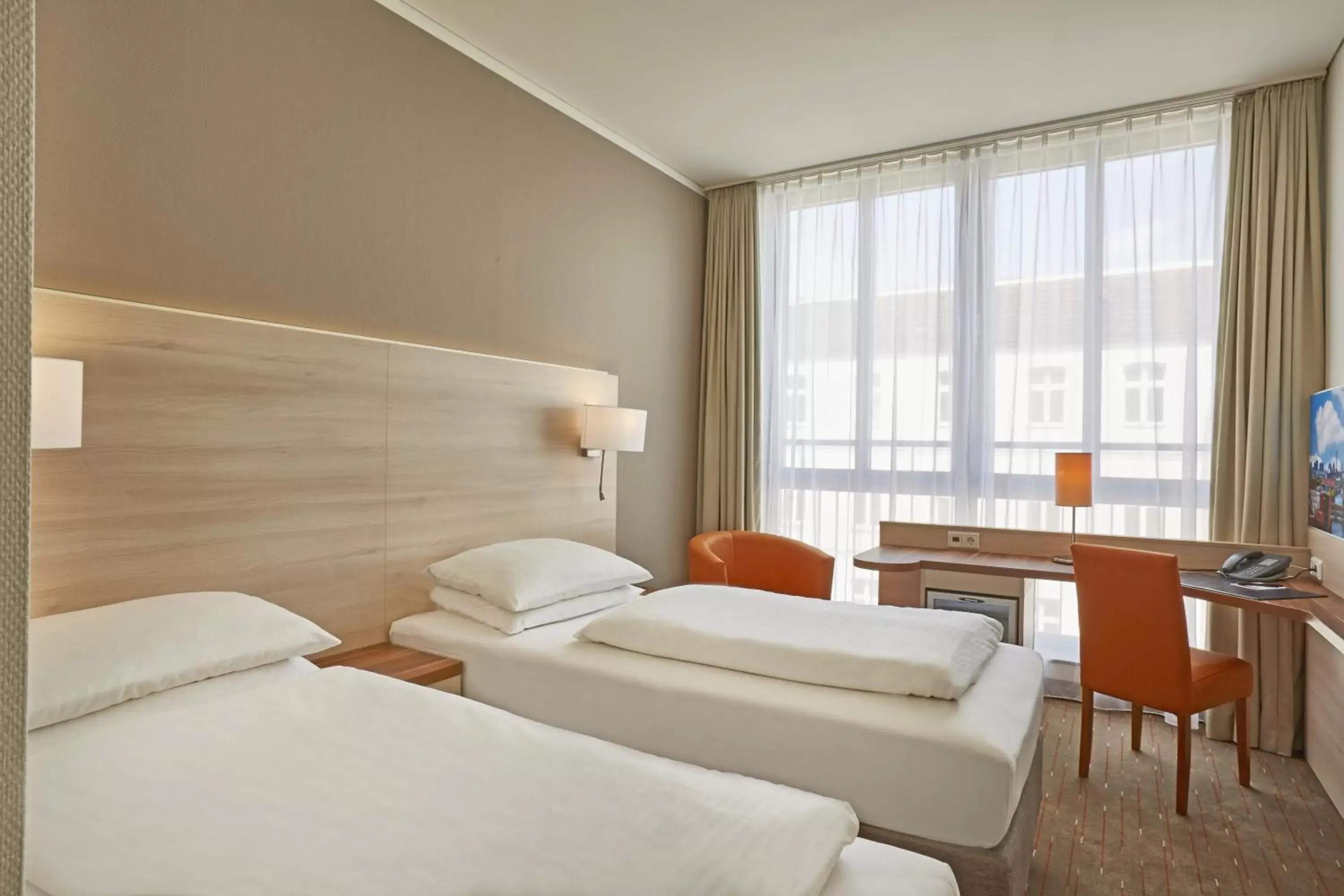 Comfort Double or Twin Room in H+ Hotel Berlin Mitte Comfort Double or Twin Room in H+ Hotel Berlin Mitte