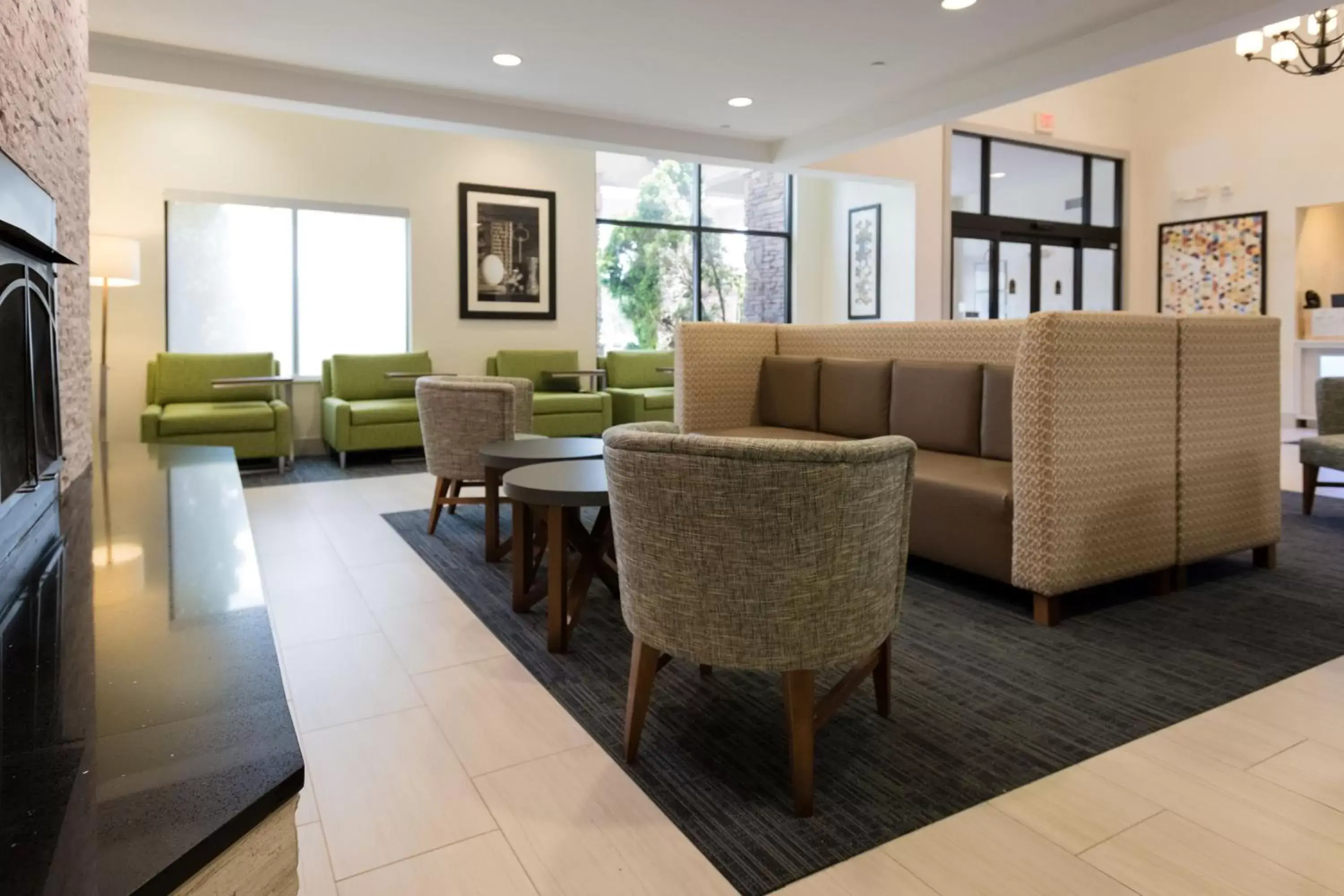Lobby or reception, Seating Area in Holiday Inn Express & Suites Lexington North West-The Vineyard, an IHG Hotel
