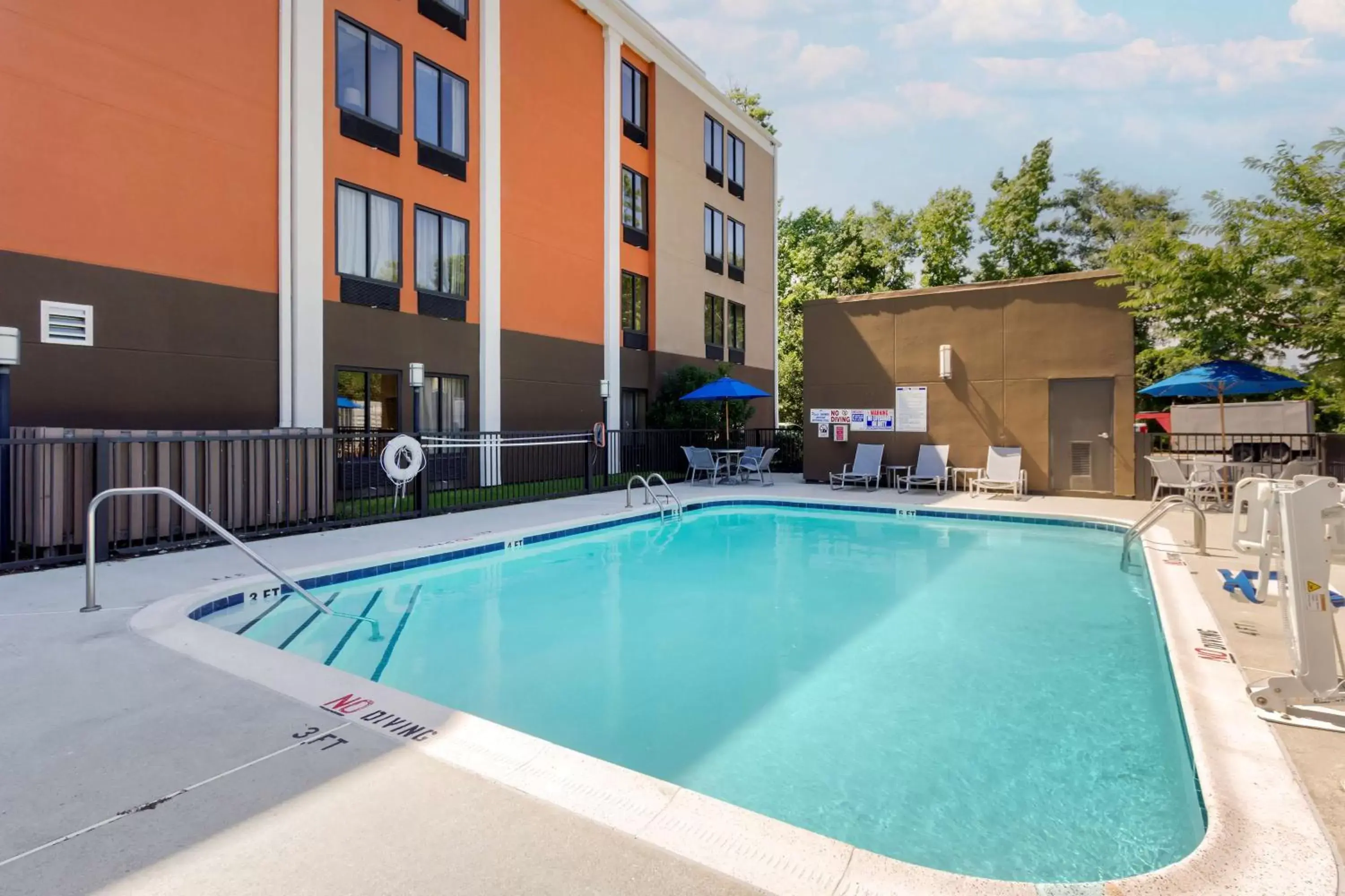 Pool view, Swimming Pool in Best Western Plus Wilmington / Wrightsville Beach