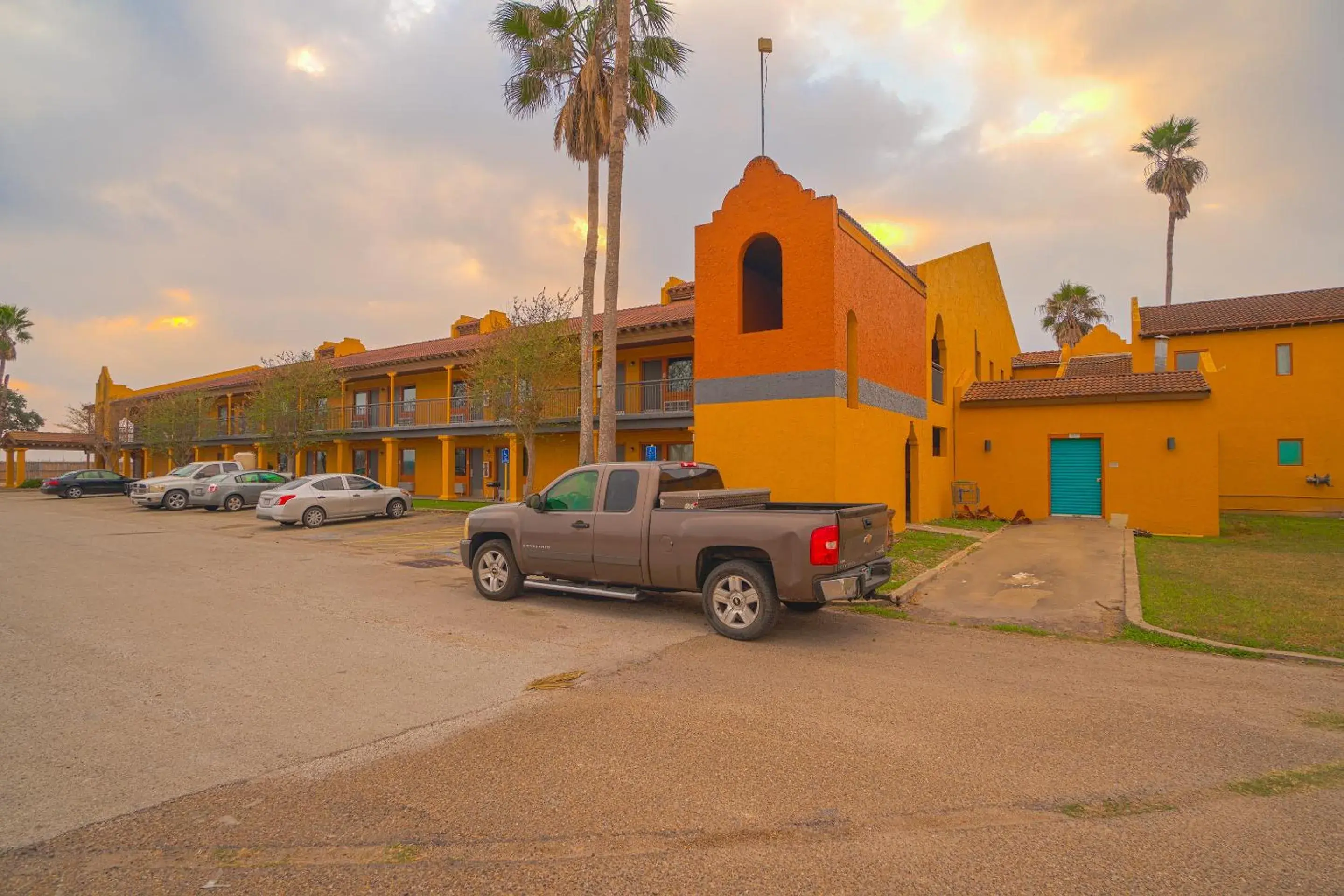 Parking, Property Building in OYO Hotel Kingsville - Hwy 77