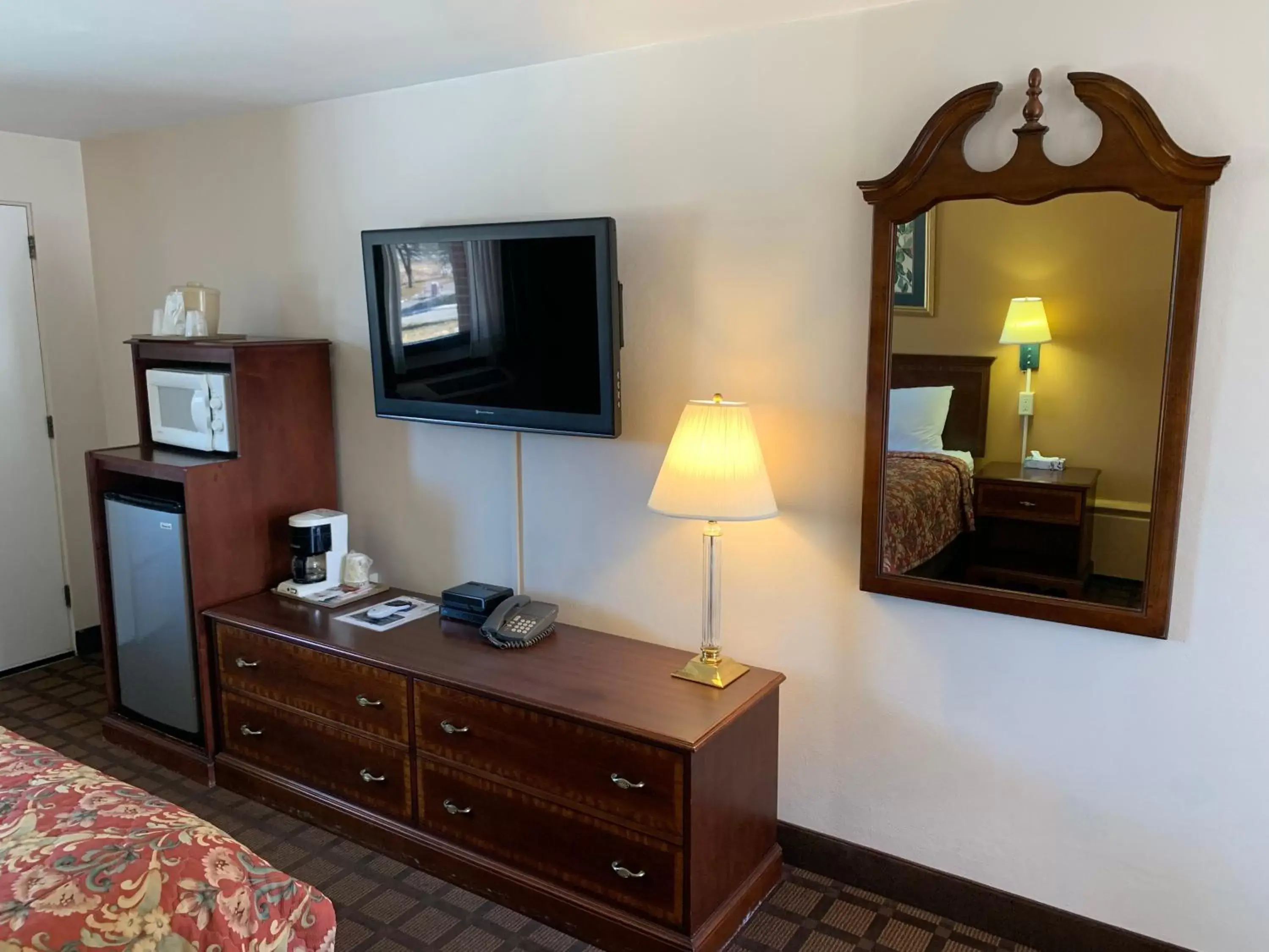 TV and multimedia, TV/Entertainment Center in EastGate Inn