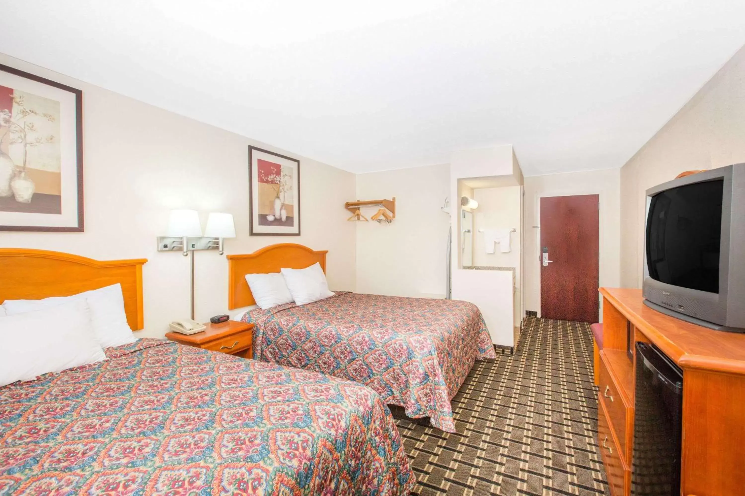 Photo of the whole room, Bed in Days Inn by Wyndham Effingham