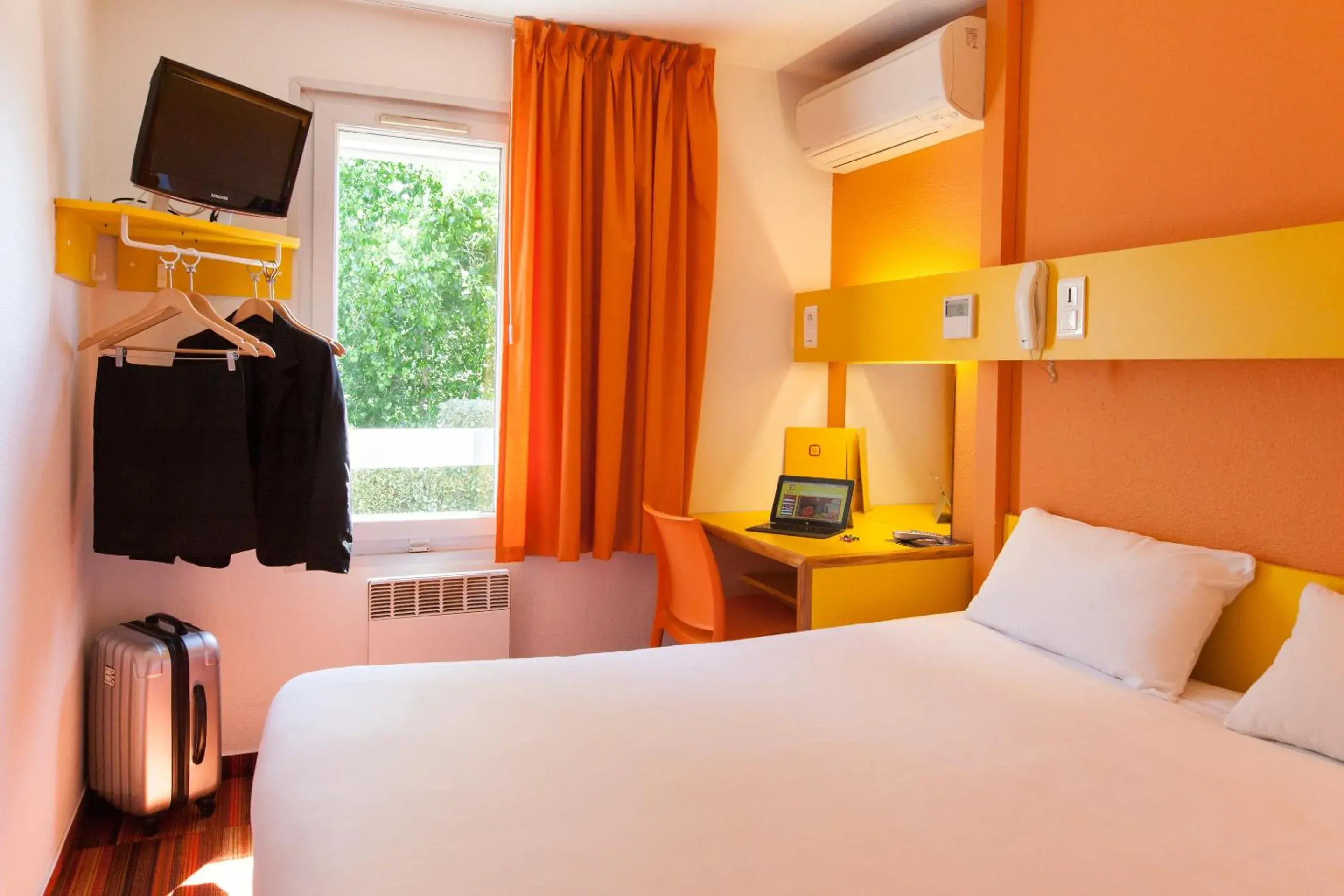 Bedroom, TV/Entertainment Center in HOTEL LE BORDEAUX LAC Originals Access - Ex P'tit Dej Hotel