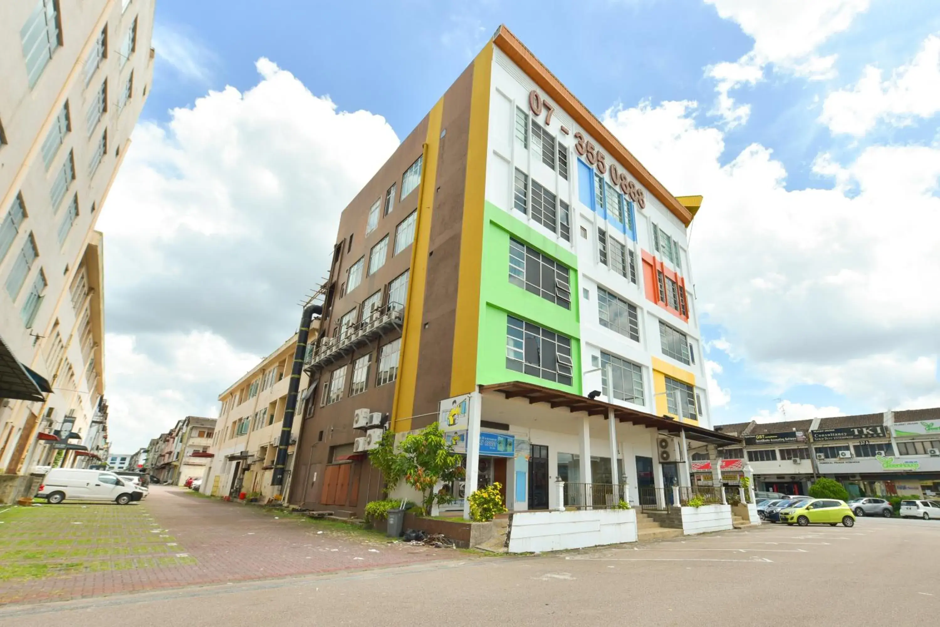 Facade/entrance, Property Building in Townhouse OAK Hotel Holmes Johor Jaya