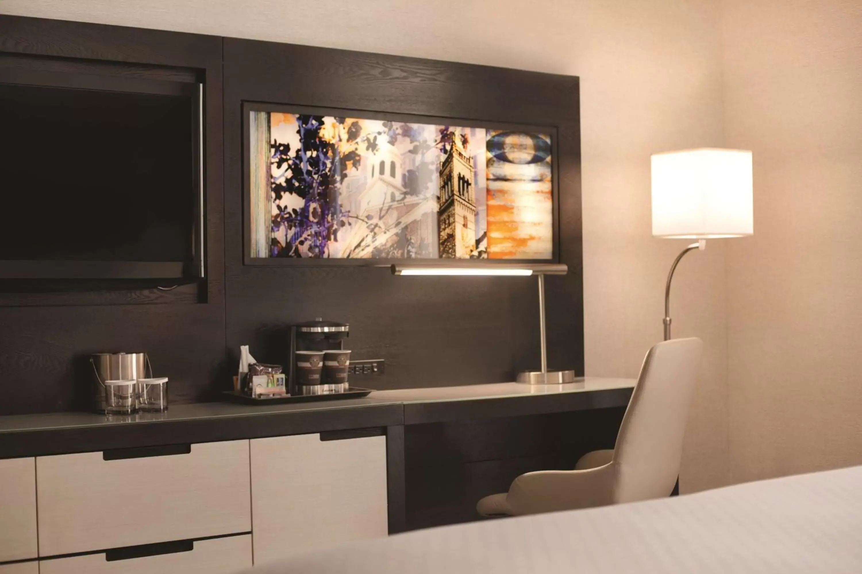 Bedroom, TV/Entertainment Center in DoubleTree by Hilton Hotel Boston - Downtown